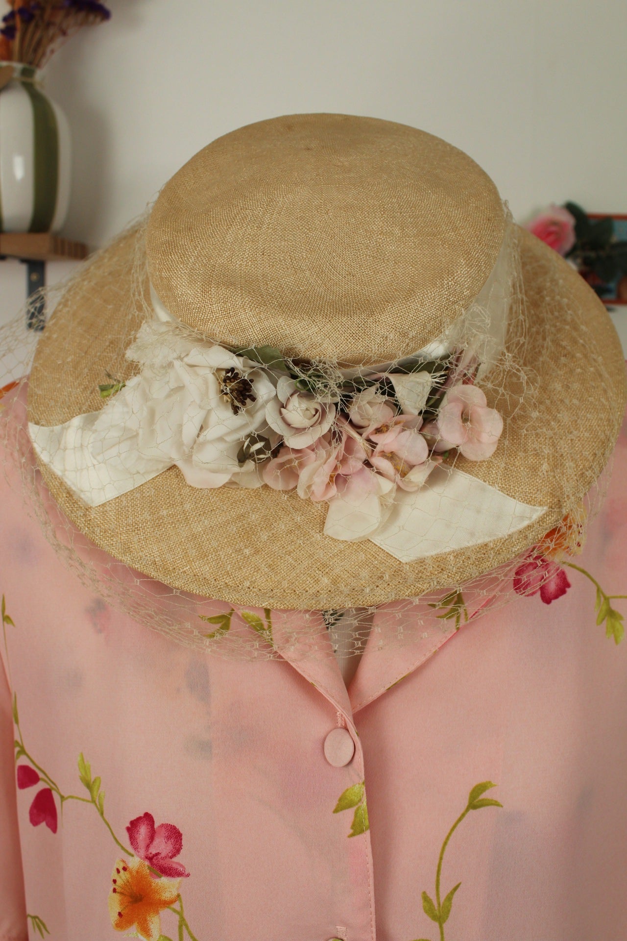 🌸🍒Chapeau rétro de cérémonie en fibre naturelle - violette & fleurs pastel🍒🌸
