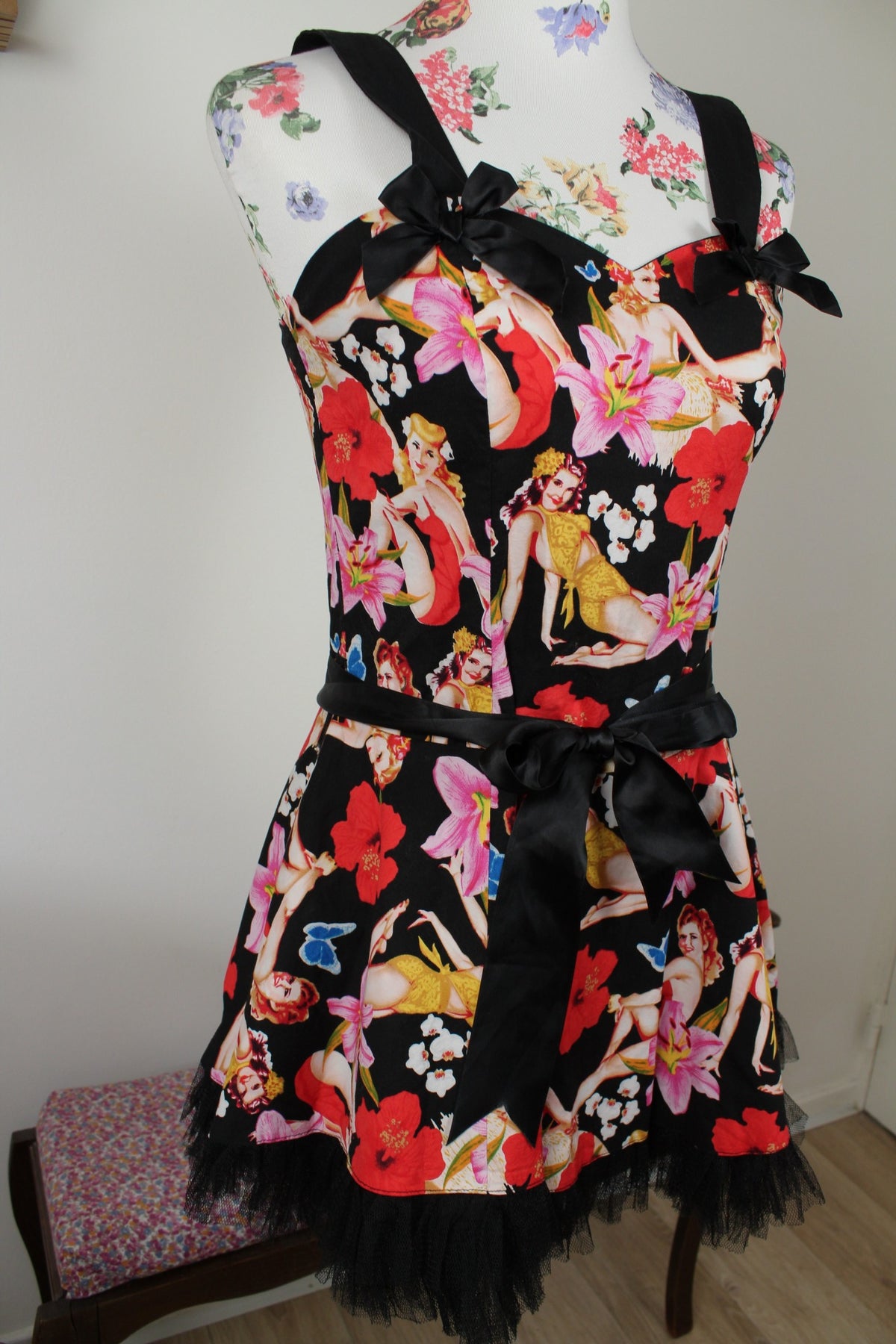 Robe pin-up/rockabilly Hell Bunny motif lys roses & pin-up - Taille 36 petit 38