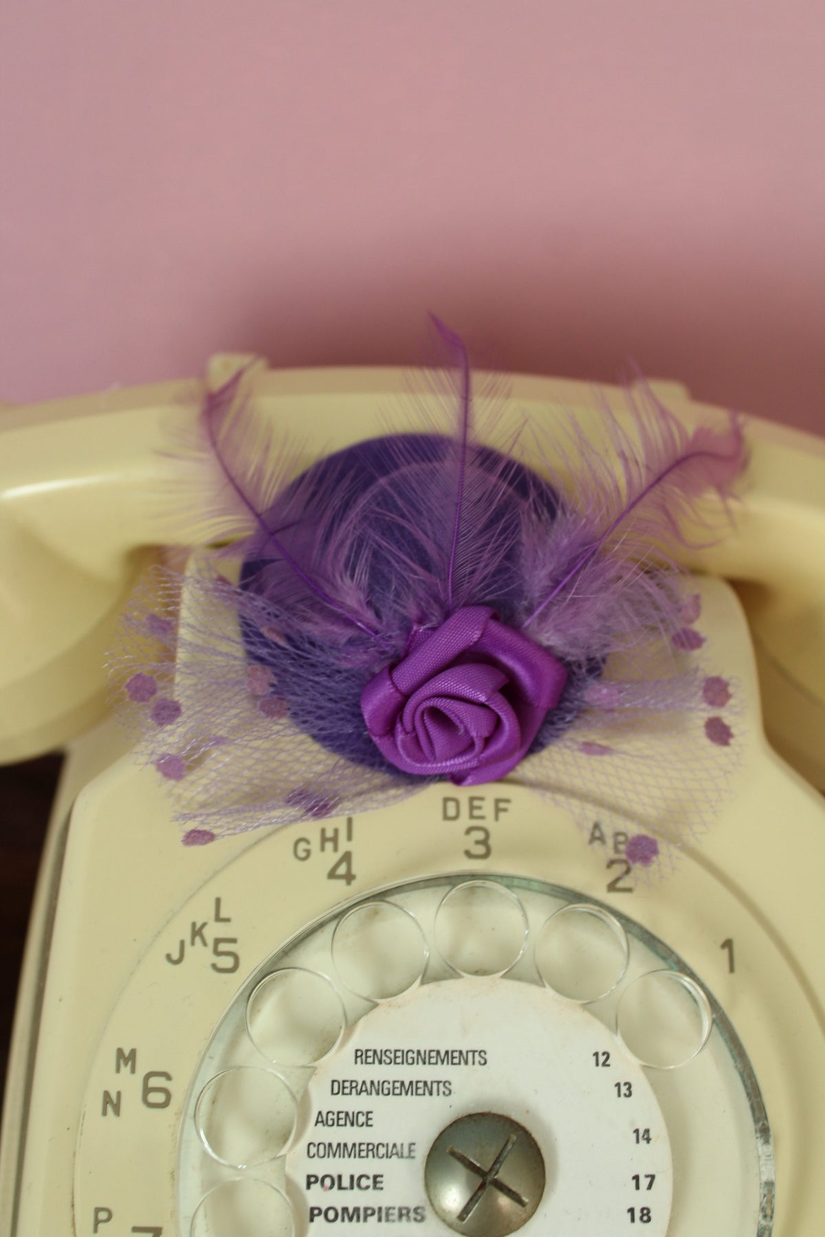 Bibi/fascinator en forme de chapeau rétro violet pep's