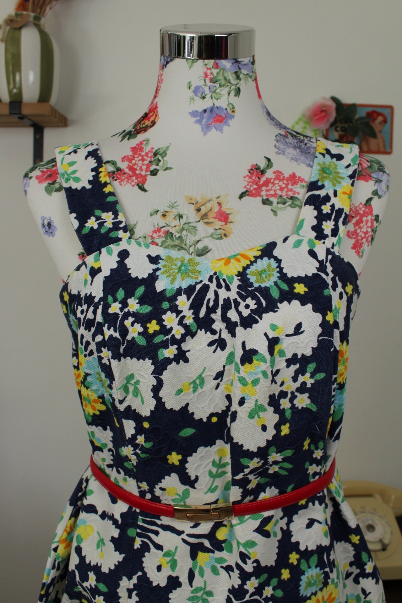 🌸🍒Robe vintage années 60 tissu fleuri en relief - coupe patineuse - Taille 38🍒🌸