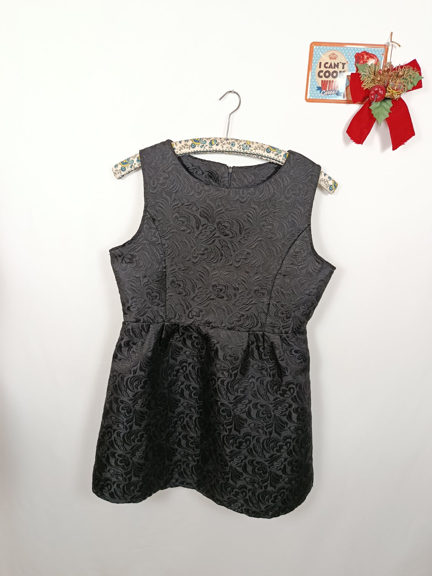 ✨Robe noire vintage 80/90s satinée - motifs fleuris baroques en relief✨