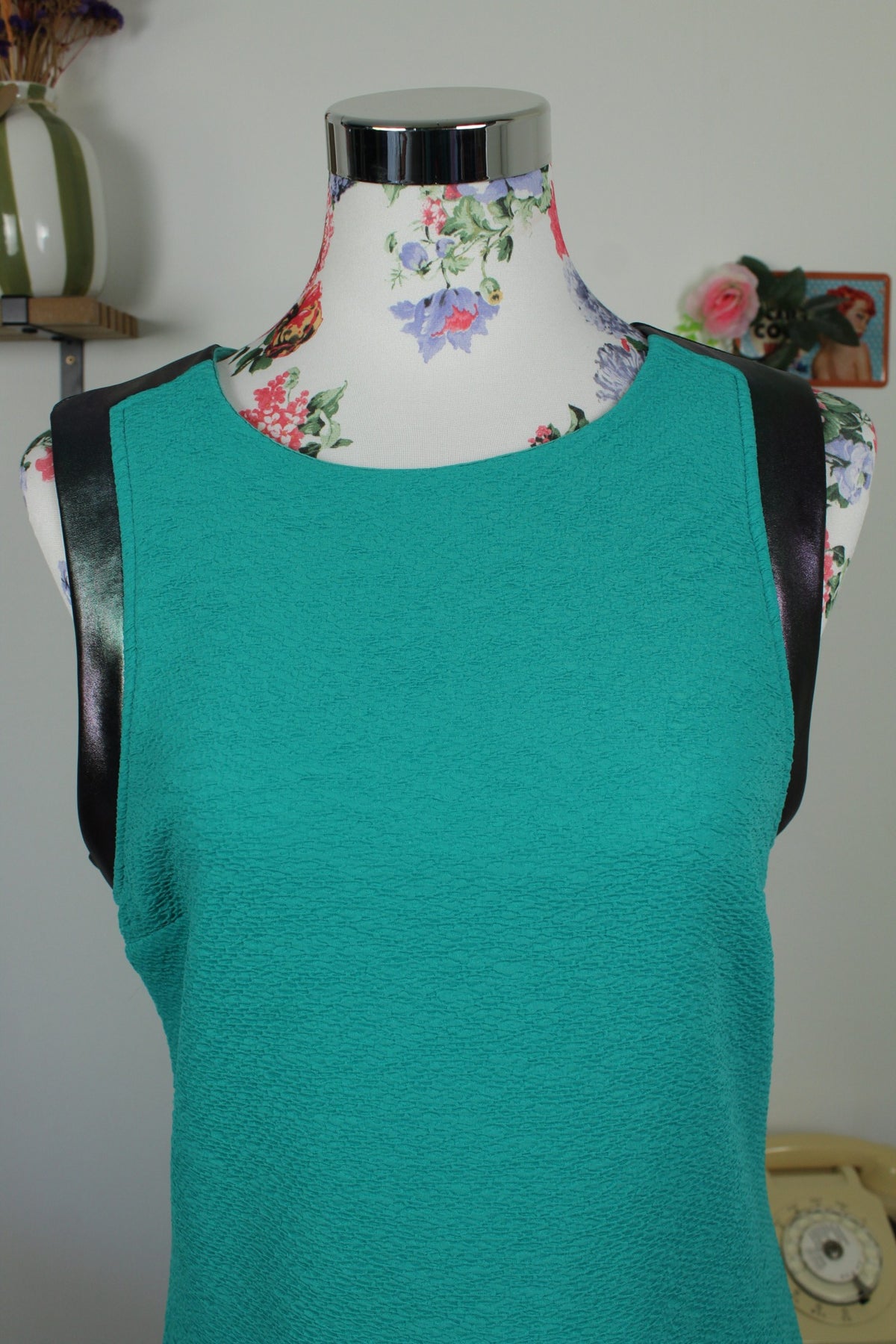 Robe Cop Copine vert bleuté texturé & bandes d'épaules lumineuses arc-en-ciel - Taille 38
