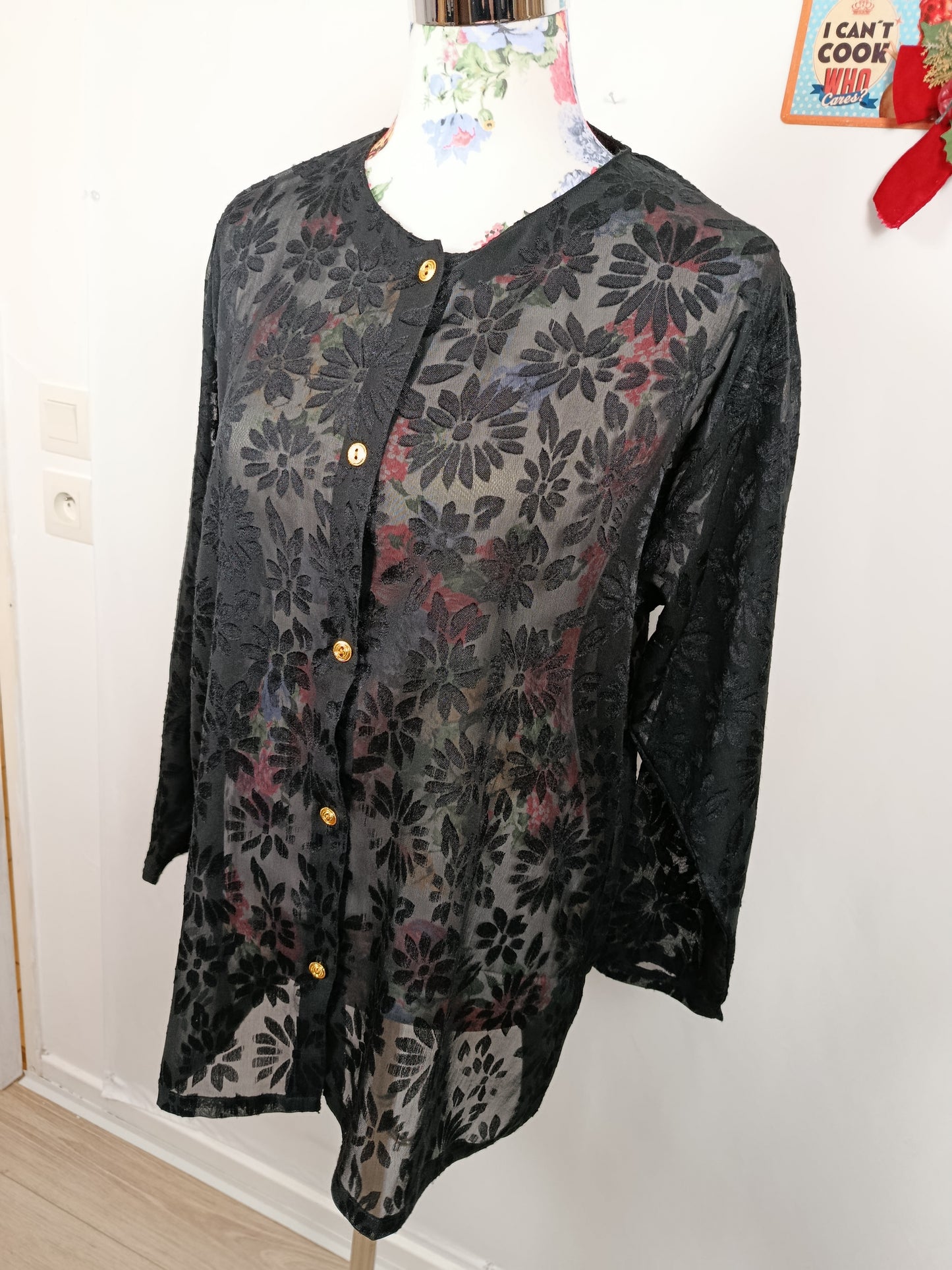 ✨Blouse vintage noire transparente 80's - boutons dorés & fleurs en relief✨