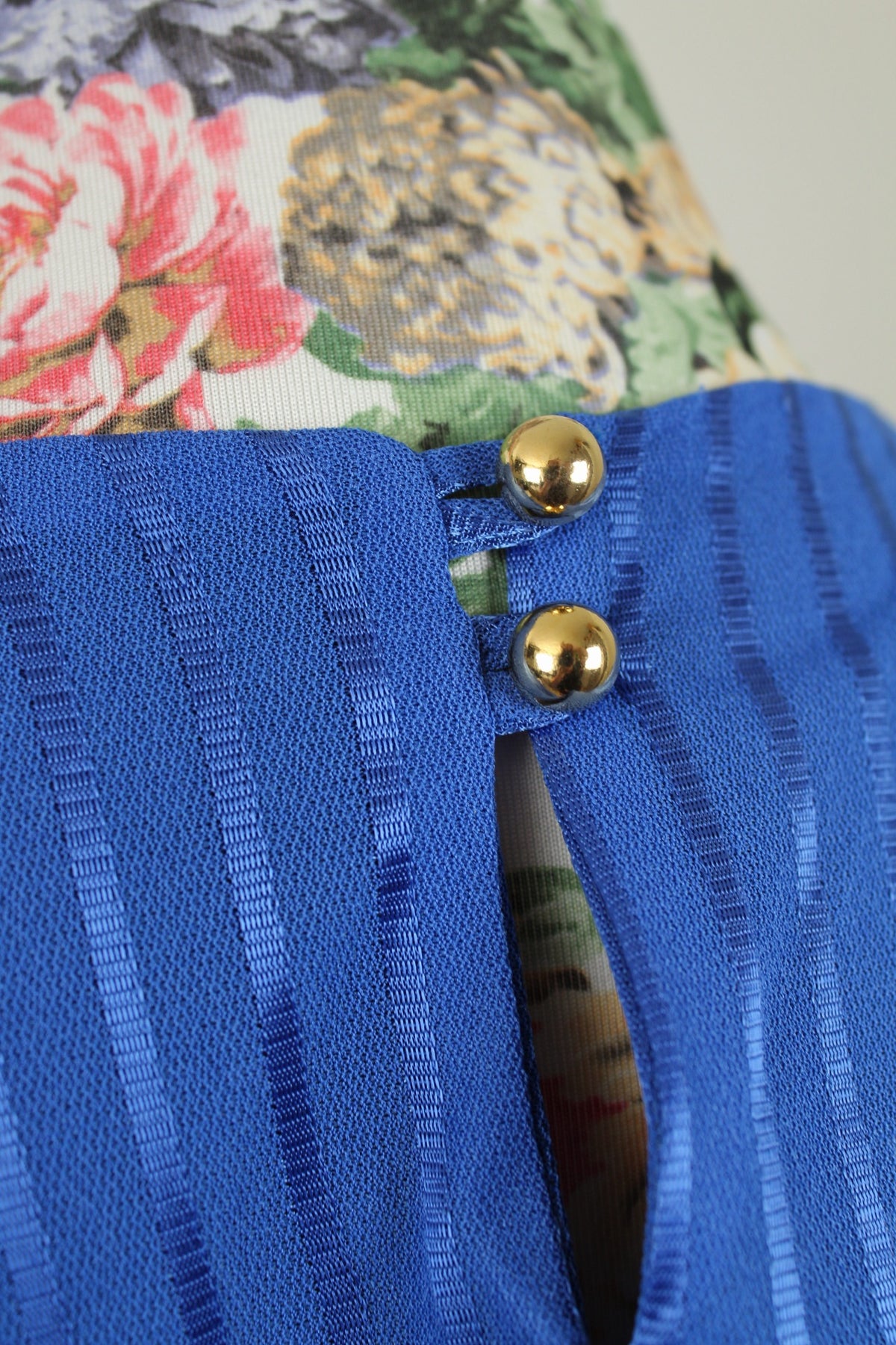 Robe vintage années 70/80 bleu lumineux fluide à bandes satinées - Taille 40 à 44