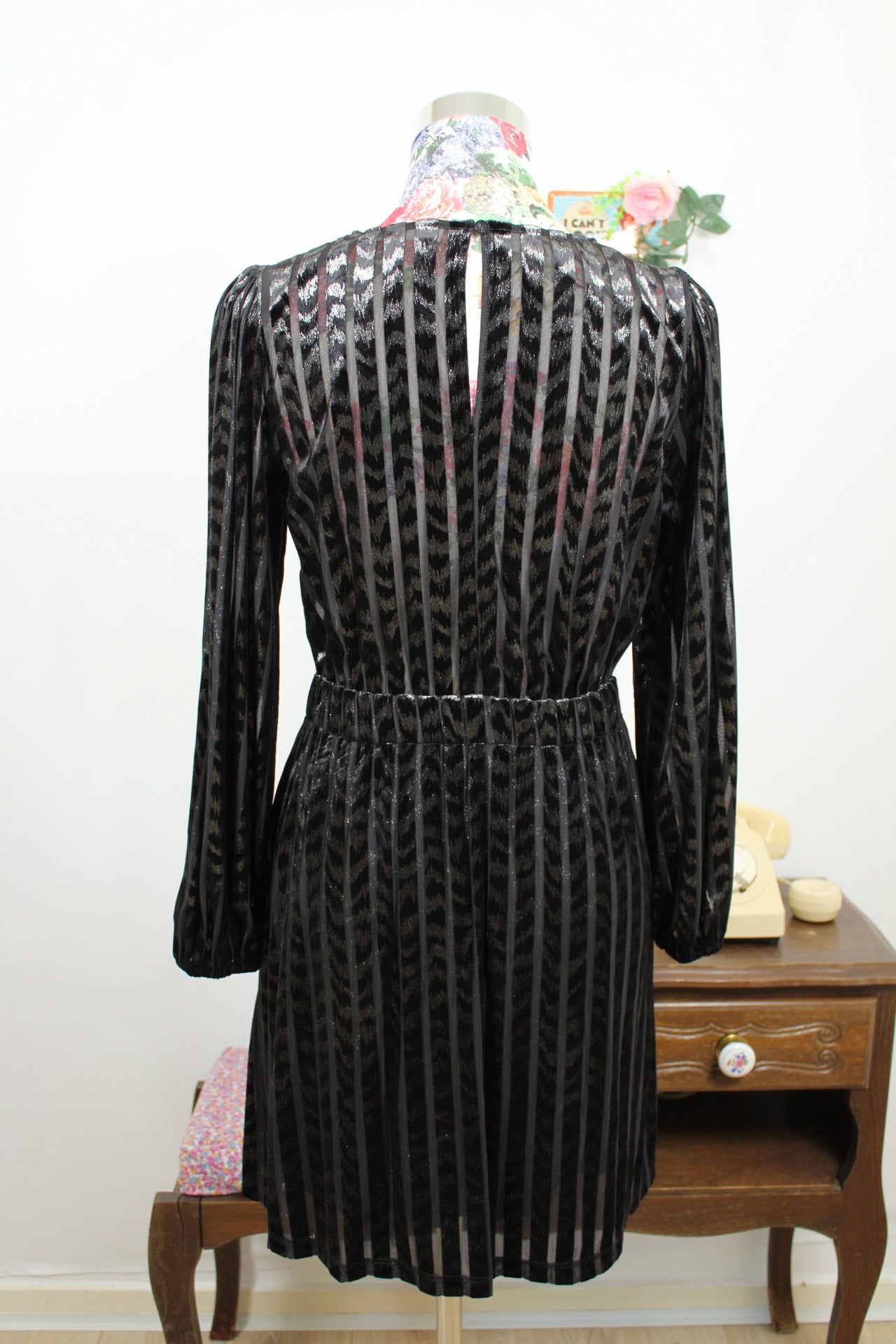 🌸🍒Robe noire Naf Naf en velours ajouré - fils pailletés argentés - Taille 36🍒🌸