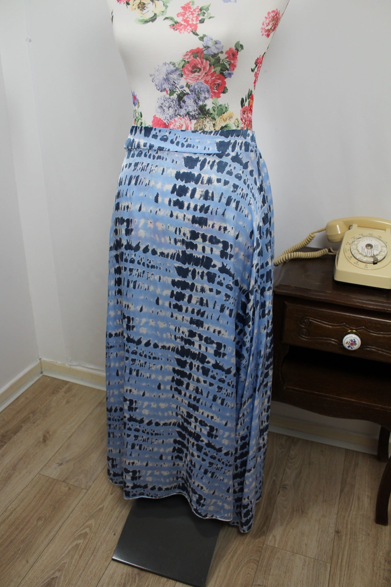 🍒🌸Jupe longue vintage 90's Made in Italy bleu satiné motifs tie & dye – Taille 36/38🌸🍒