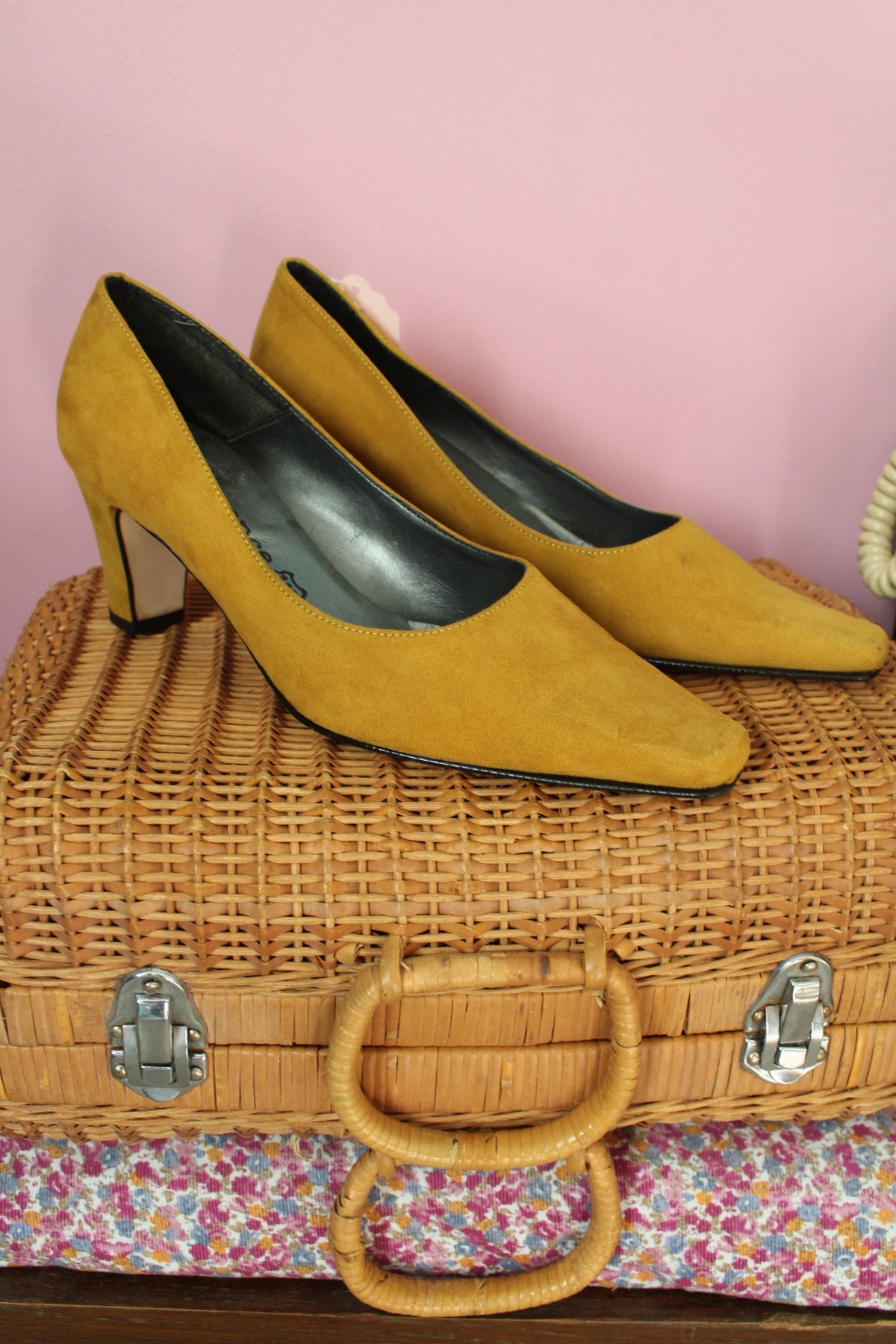 Escarpins vintage années 90 effet daim jaune moutarde - made in Italy - pointure 39