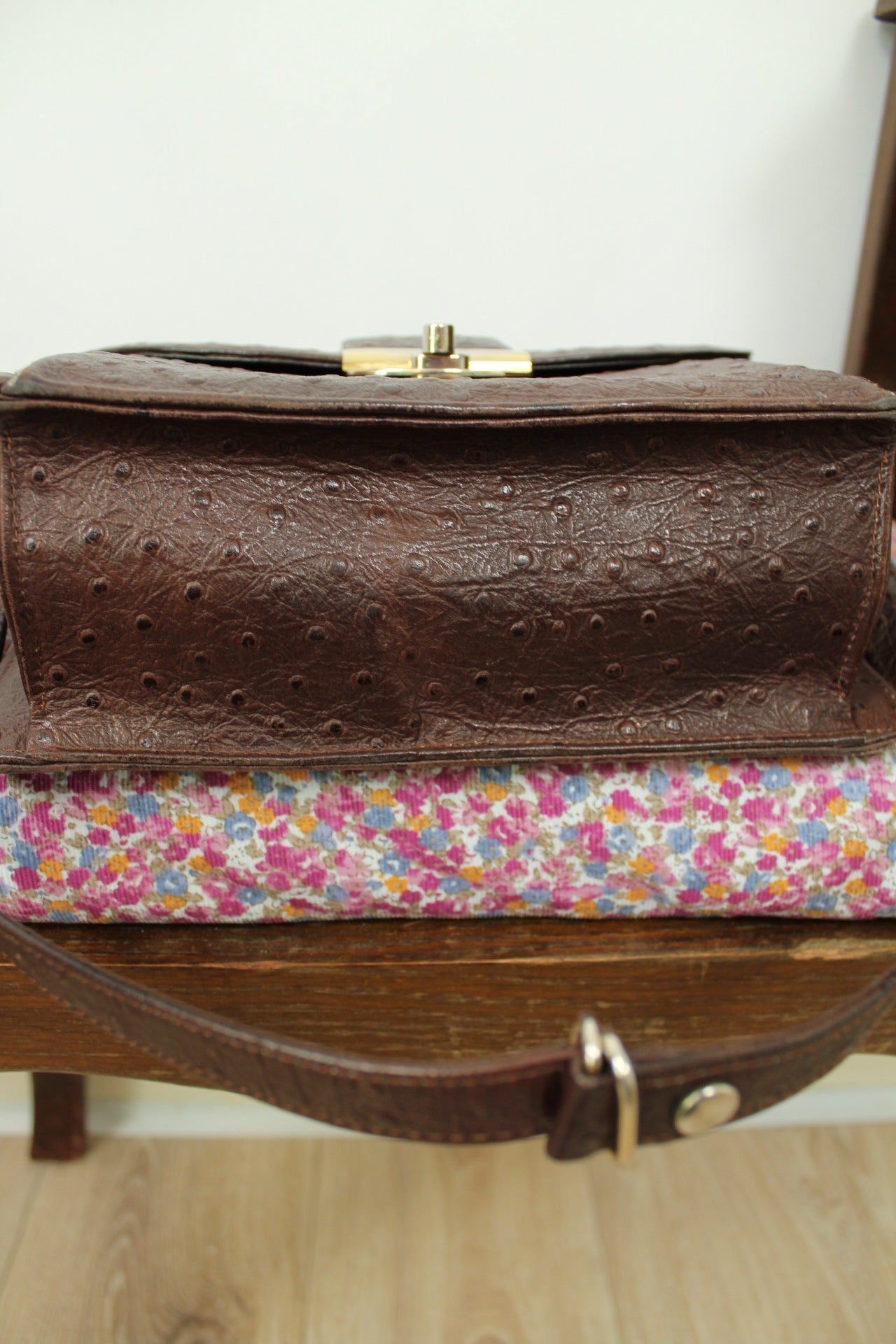 🌸🍒Sac vintage 70/80's cuir texturé imitation autruche & fermoir doré🍒🌸