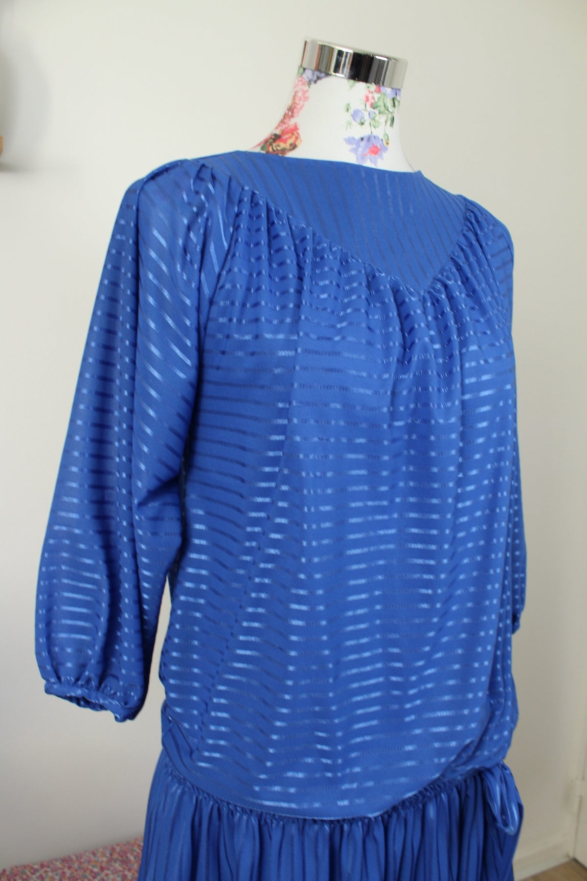 Robe vintage années 70/80 bleu lumineux fluide à bandes satinées - Taille 40 à 44