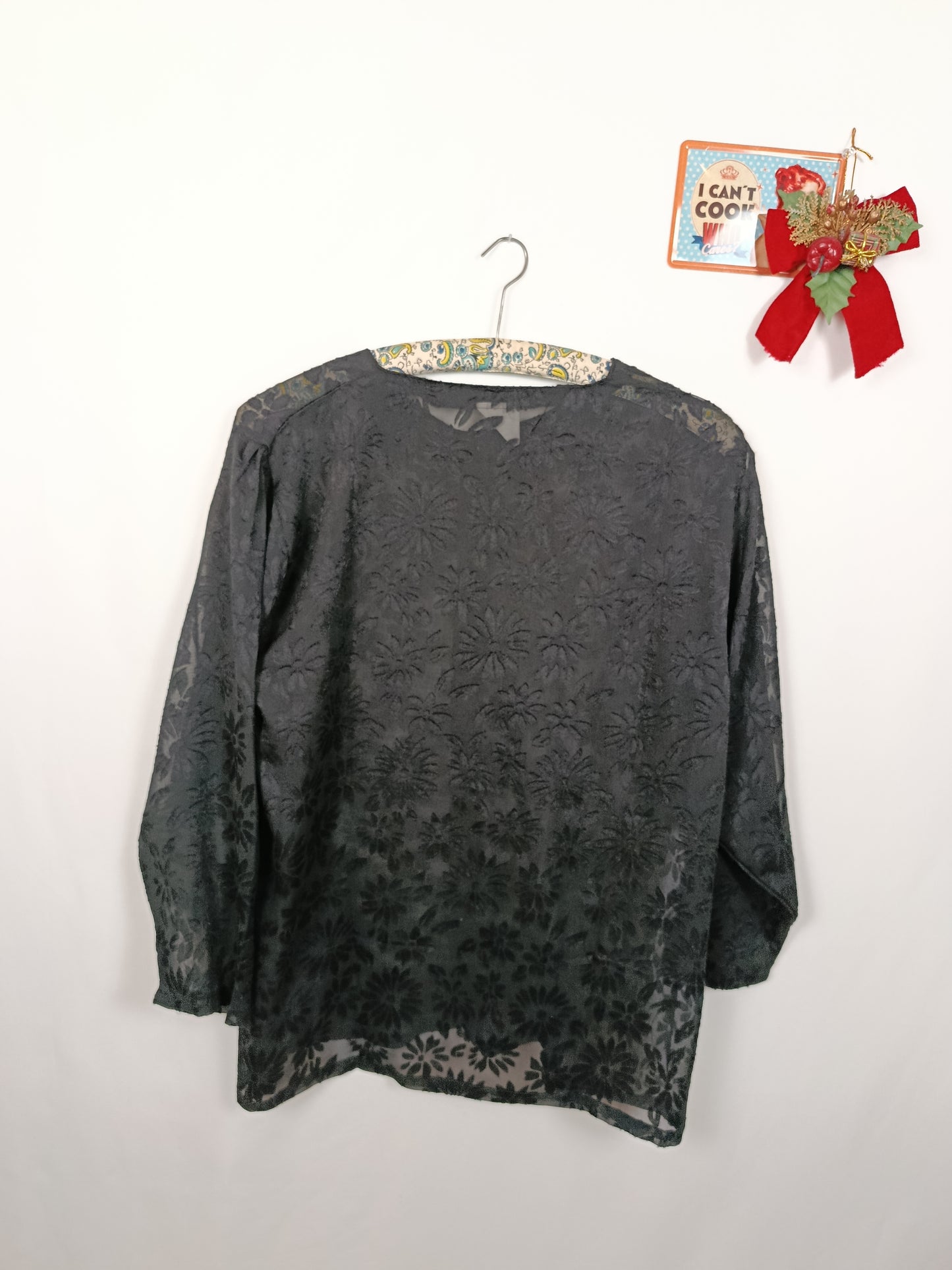 ✨Blouse vintage noire transparente 80's - boutons dorés & fleurs en relief✨