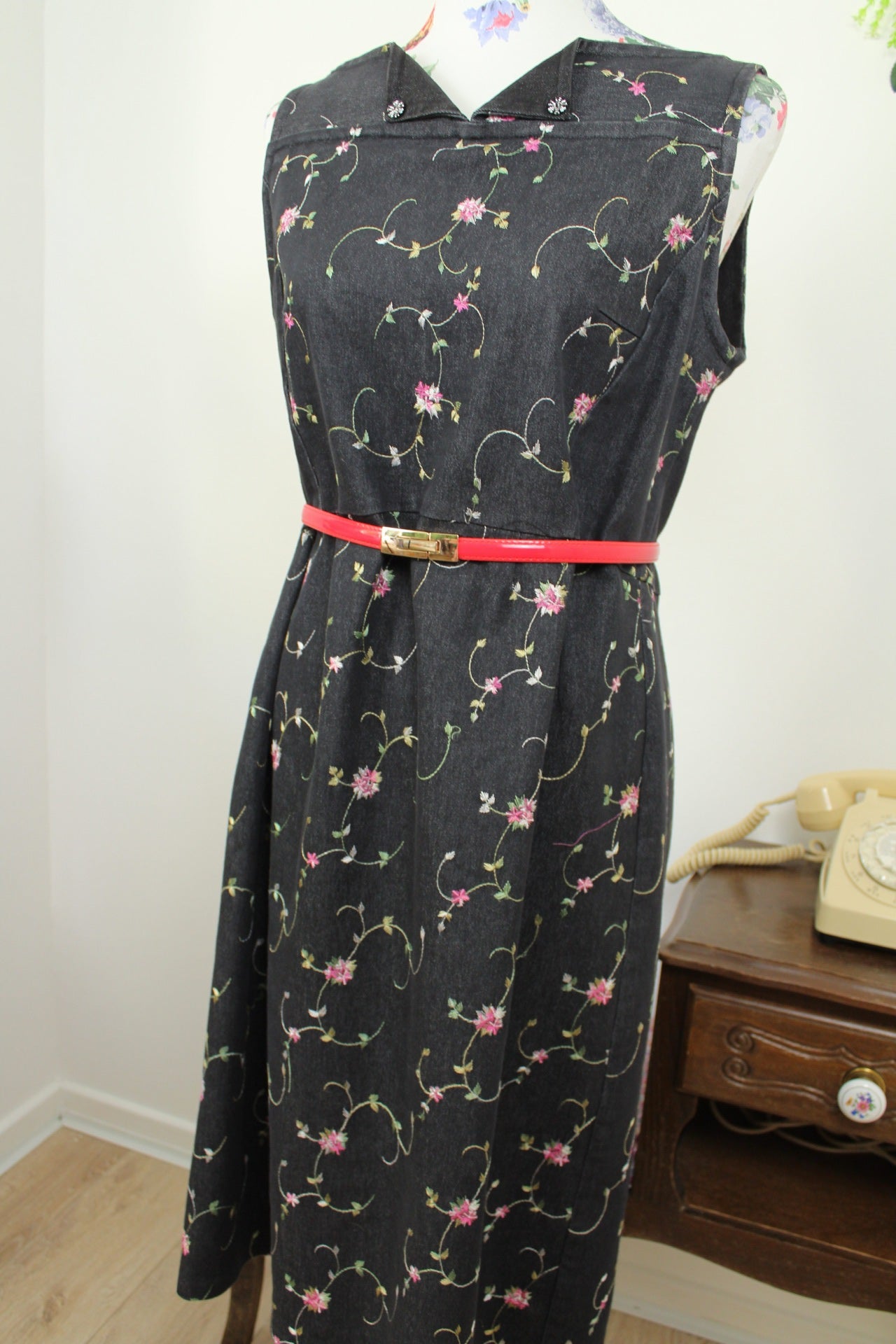 🌸🍒Robe en jean vintage 90's - gris foncé brodée de fleurs - Taille 40🍒🌸