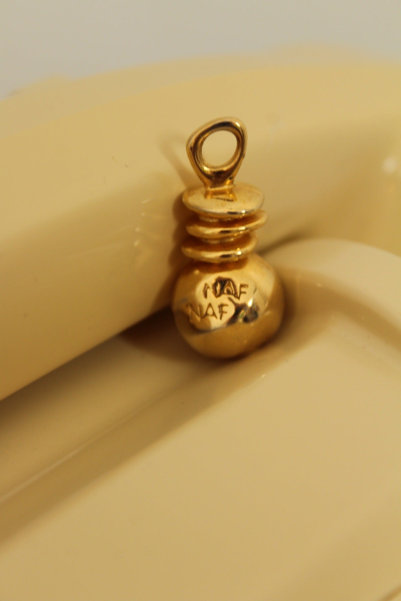 🌸🍒Pendentif vintage Naf Naf années 80/90 - métal doré brillant - parfum de luxe🍒🌸