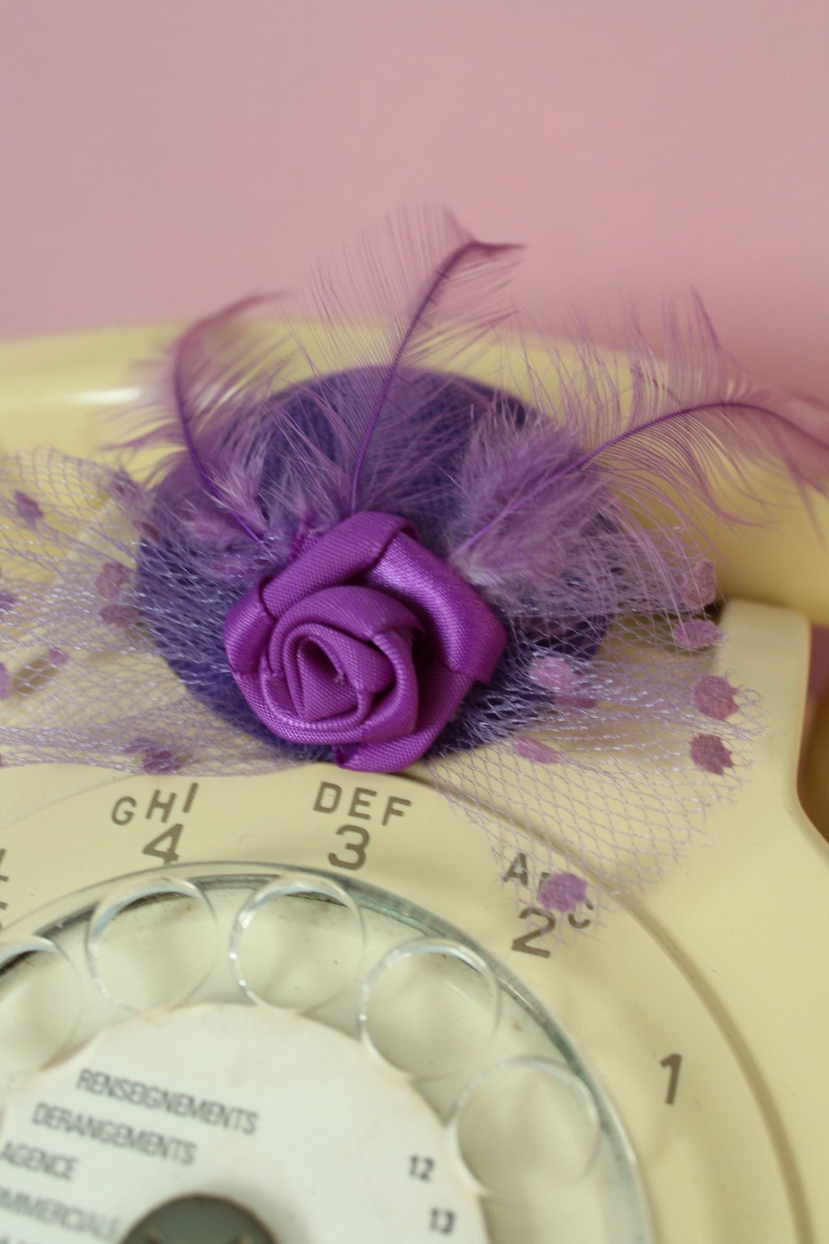 Bibi/fascinator en forme de chapeau rétro violet pep's