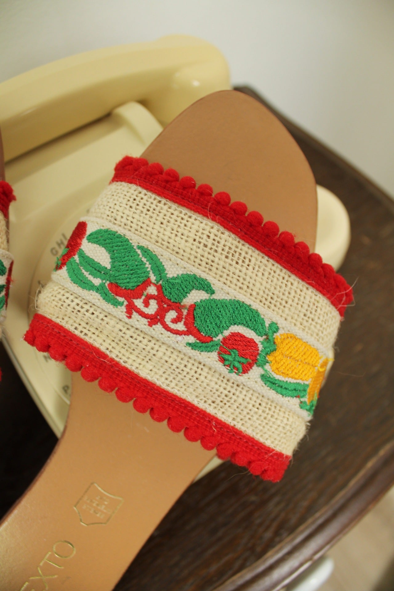 🌸🍒Claquettes ultra colorées - bande tissée brodée de légumes - pointure 39🍒🌸