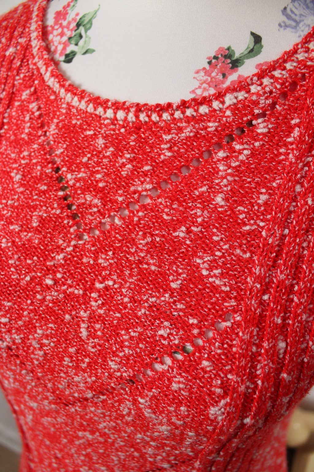 🌸🍒Robe pull vintage rouge 70's - motifs ajourés en V🍒🌸