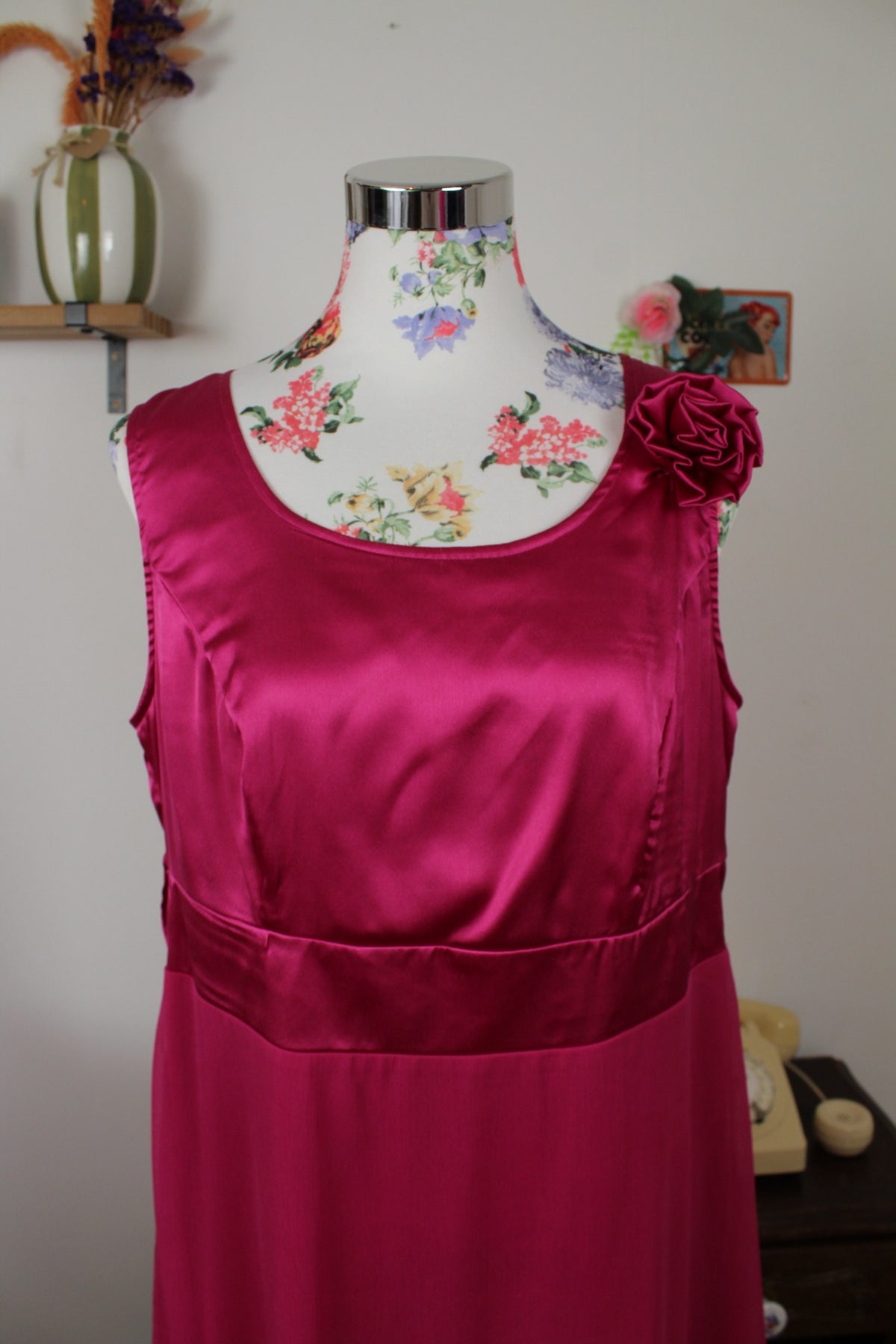 Robe pin-up/rockabilly rose fuchsia intense satiné & fleurs d'épaule - Taille 42/44