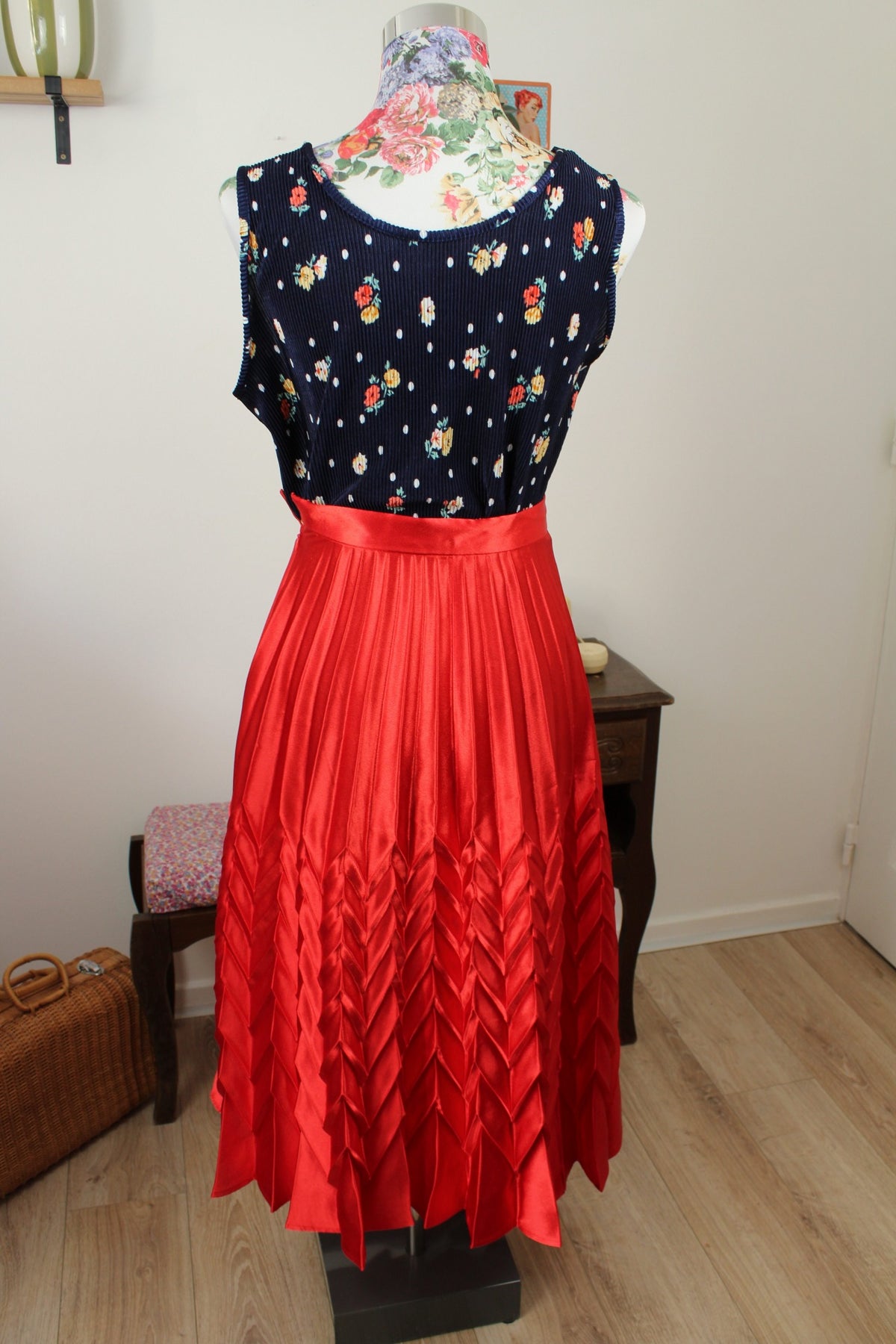 🌸🍒Jupe midi rétro "Retro & Icone" plissée accordeon & chevrons rouge satiné - Taille 34🍒🌸
