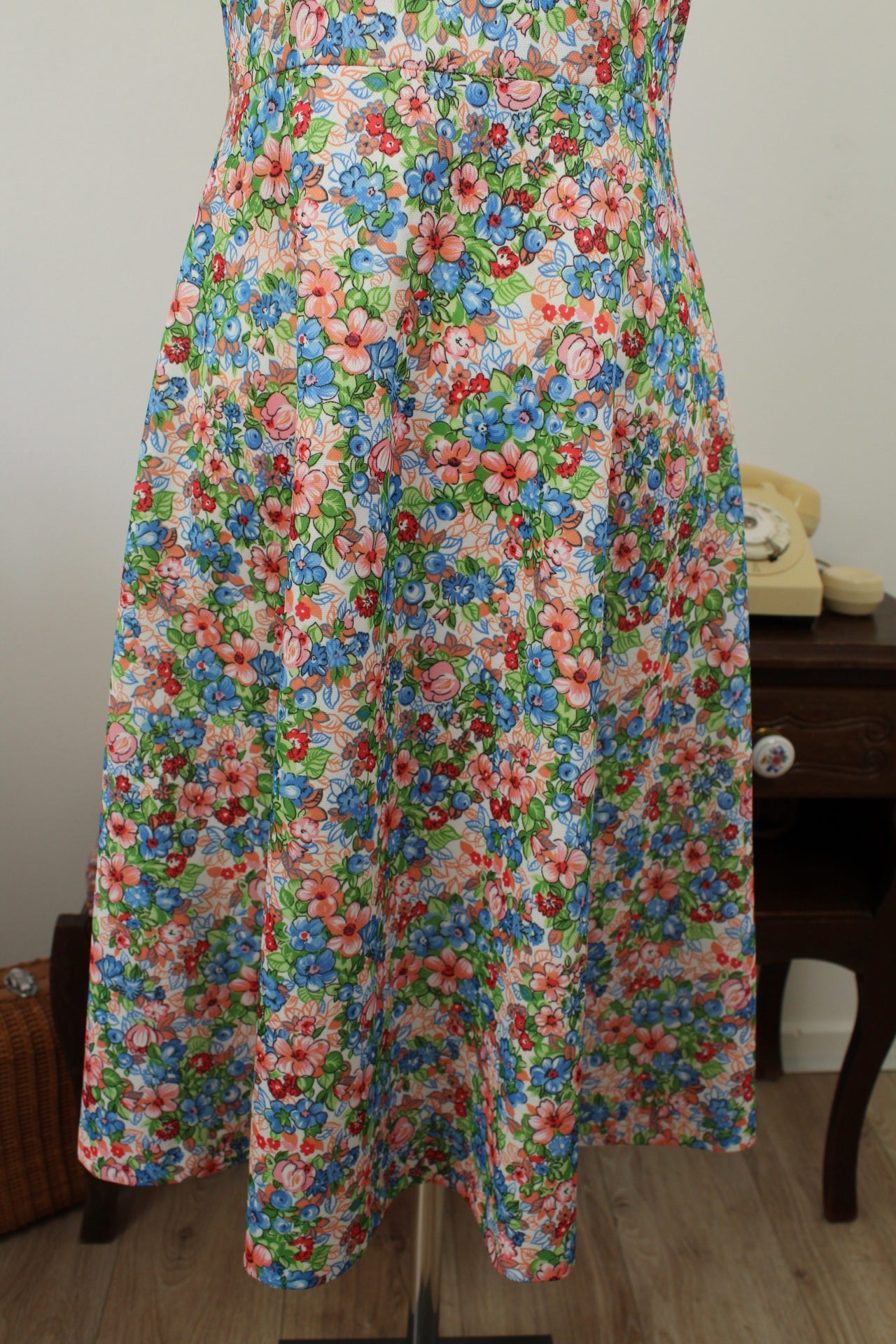 🌸🍒Robe vintage années 70 explosion de fleurs & petites myrtilles - coupe patineuse - Taille 36🍒🌸