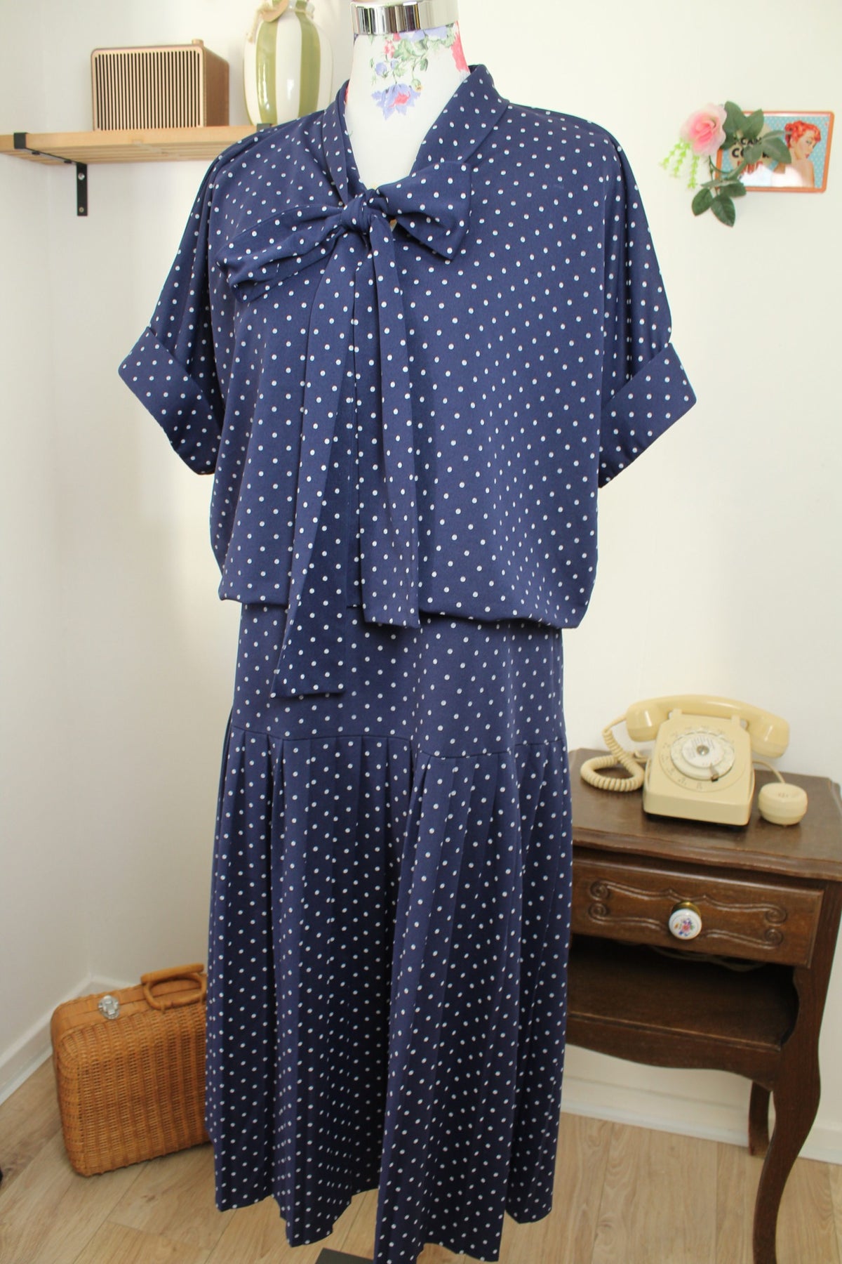 Robe vintage années 80 pin-up/rockabilly bleu marine à pois & col lavallière - Taille 42/44