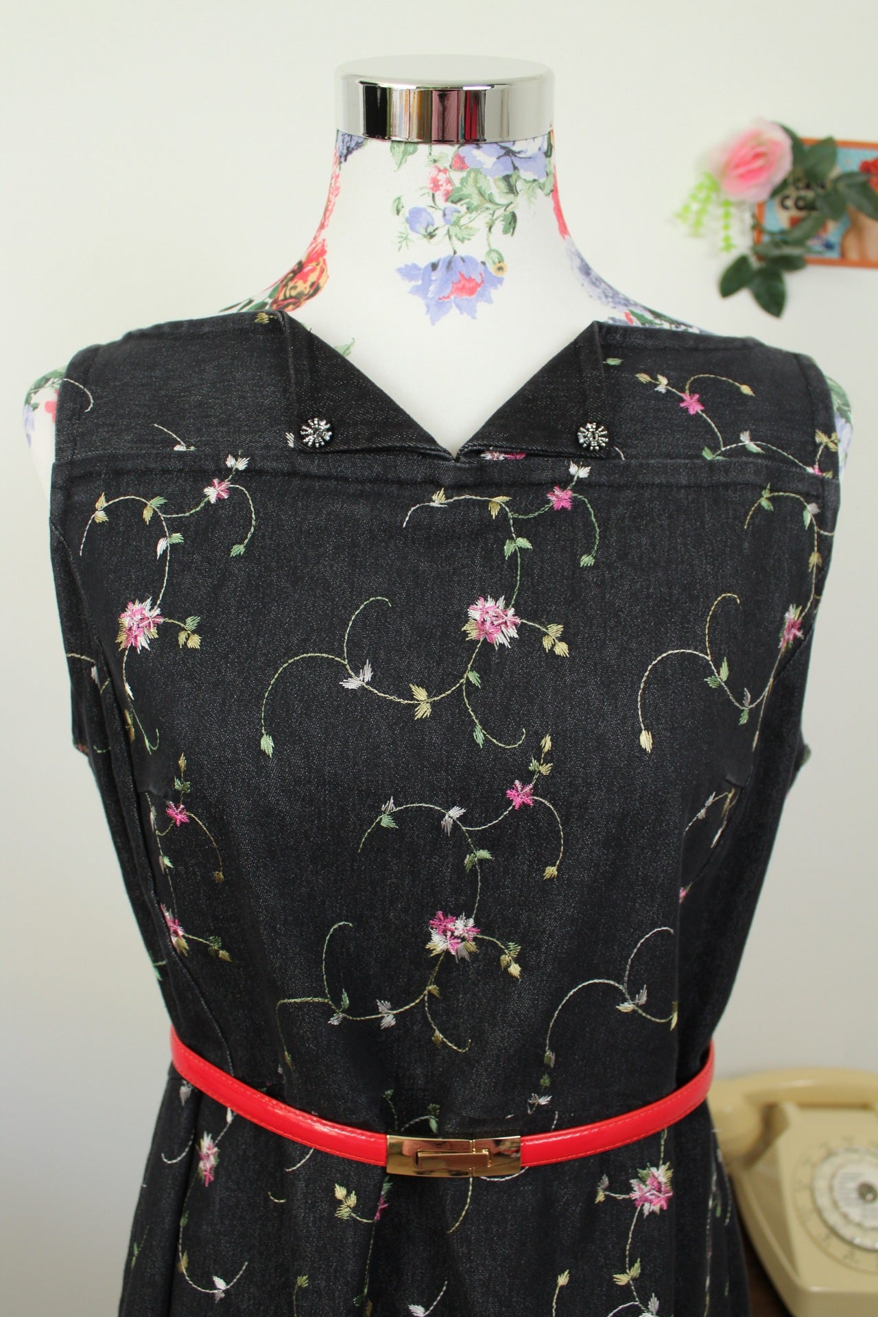 🌸🍒Robe en jean vintage 90's - gris foncé brodée de fleurs - Taille 40🍒🌸
