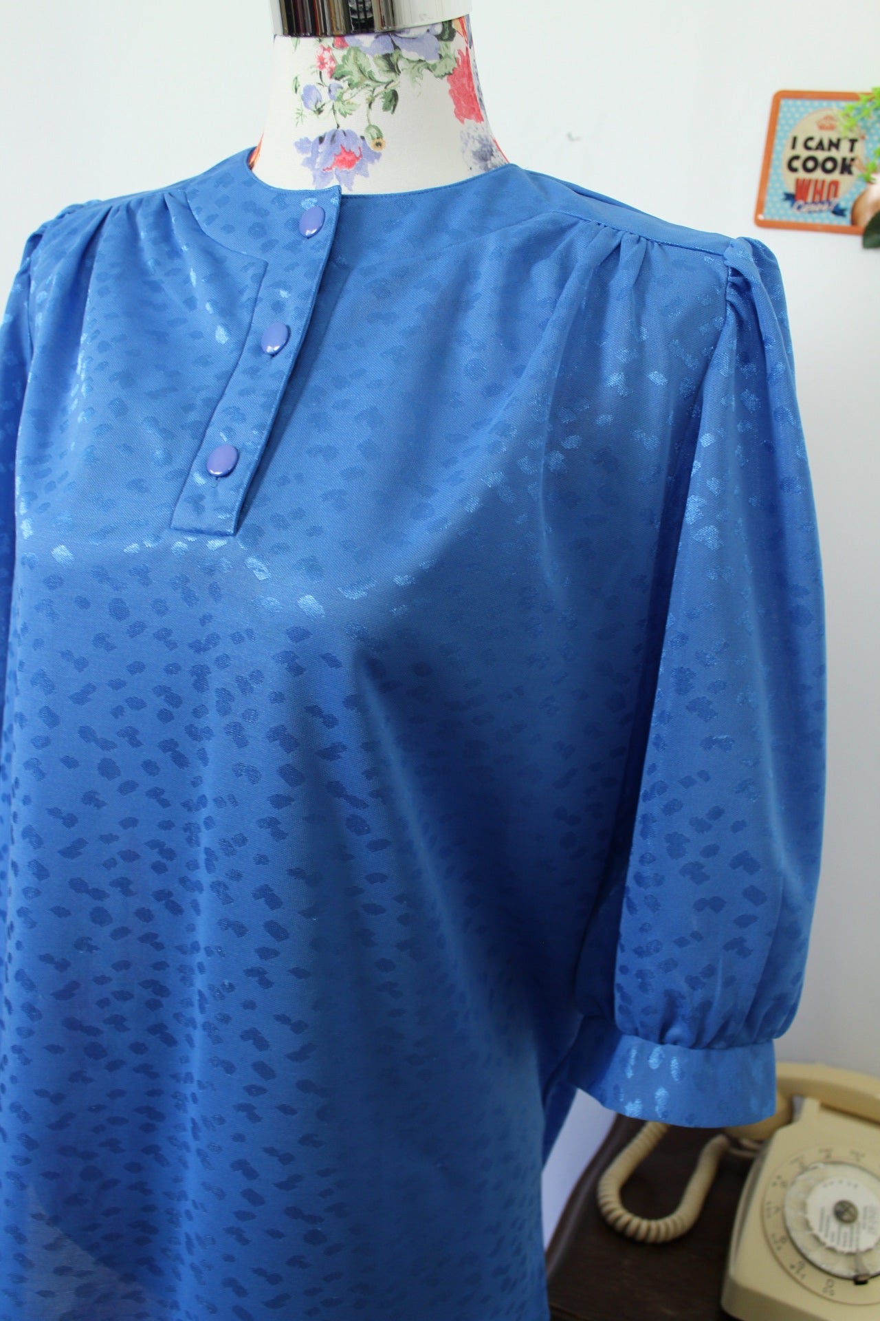🌸🍒Blouse vintage 80's bleu vif - motifs satinés léopard - Taille 40 à 44🍒🌸