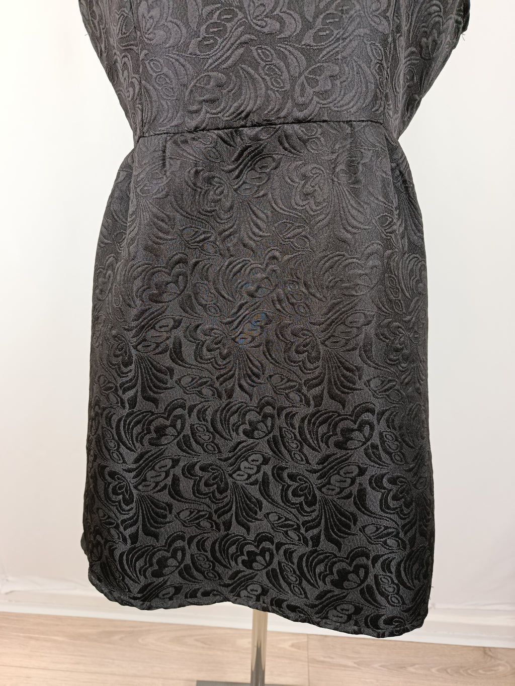 ✨Robe noire vintage 80/90s satinée - motifs fleuris baroques en relief✨