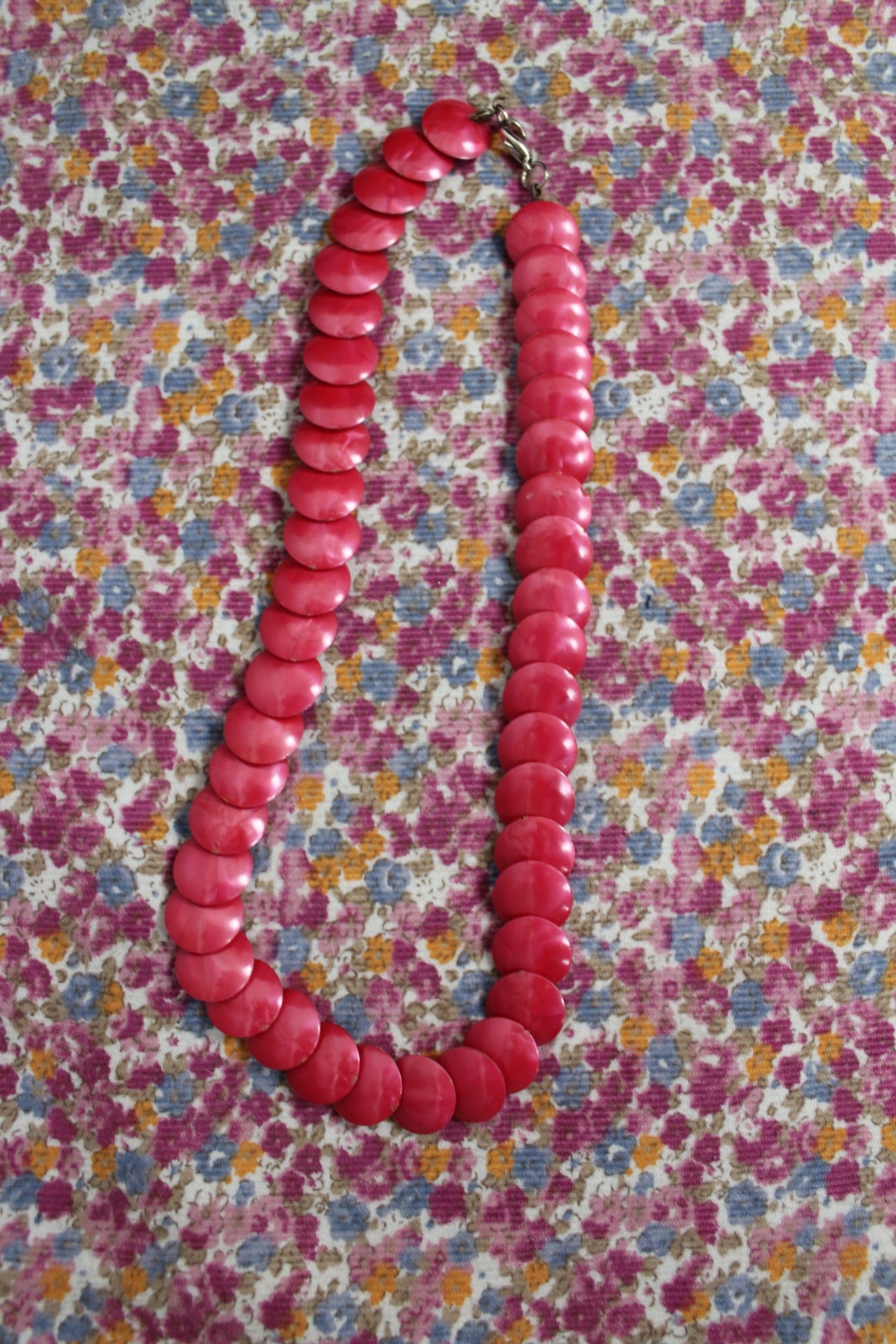 🌸🍒Collier vintage 80/90's perles plats en résine fuchsia nacrée🍒🌸