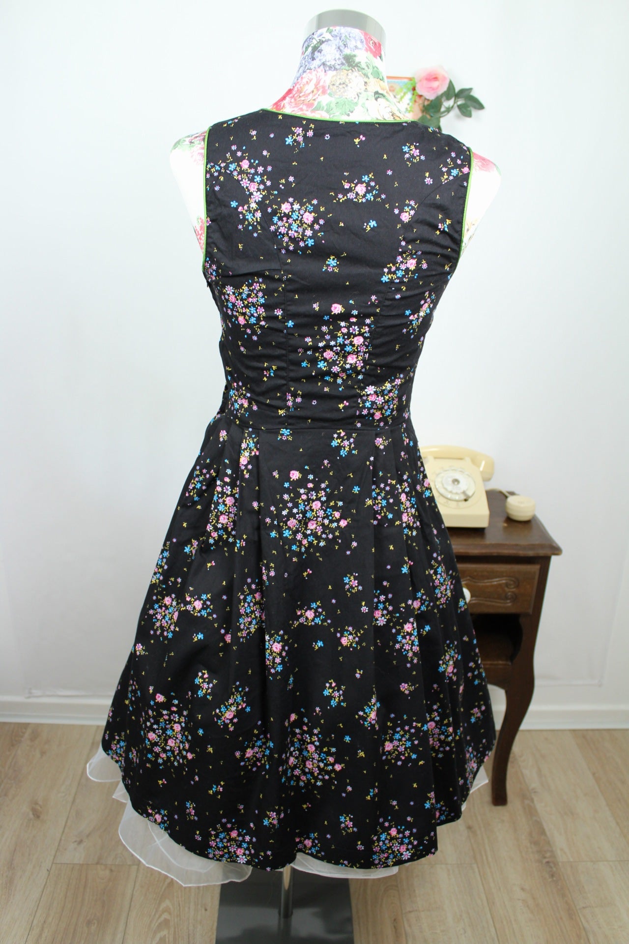 🌸🍒Dirndl bavarois moderne fleuri & laçage flashy - Taille 34🍒🌸