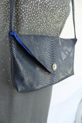 ✨Sac pochette en relief croco et intérieur bleu satin✨