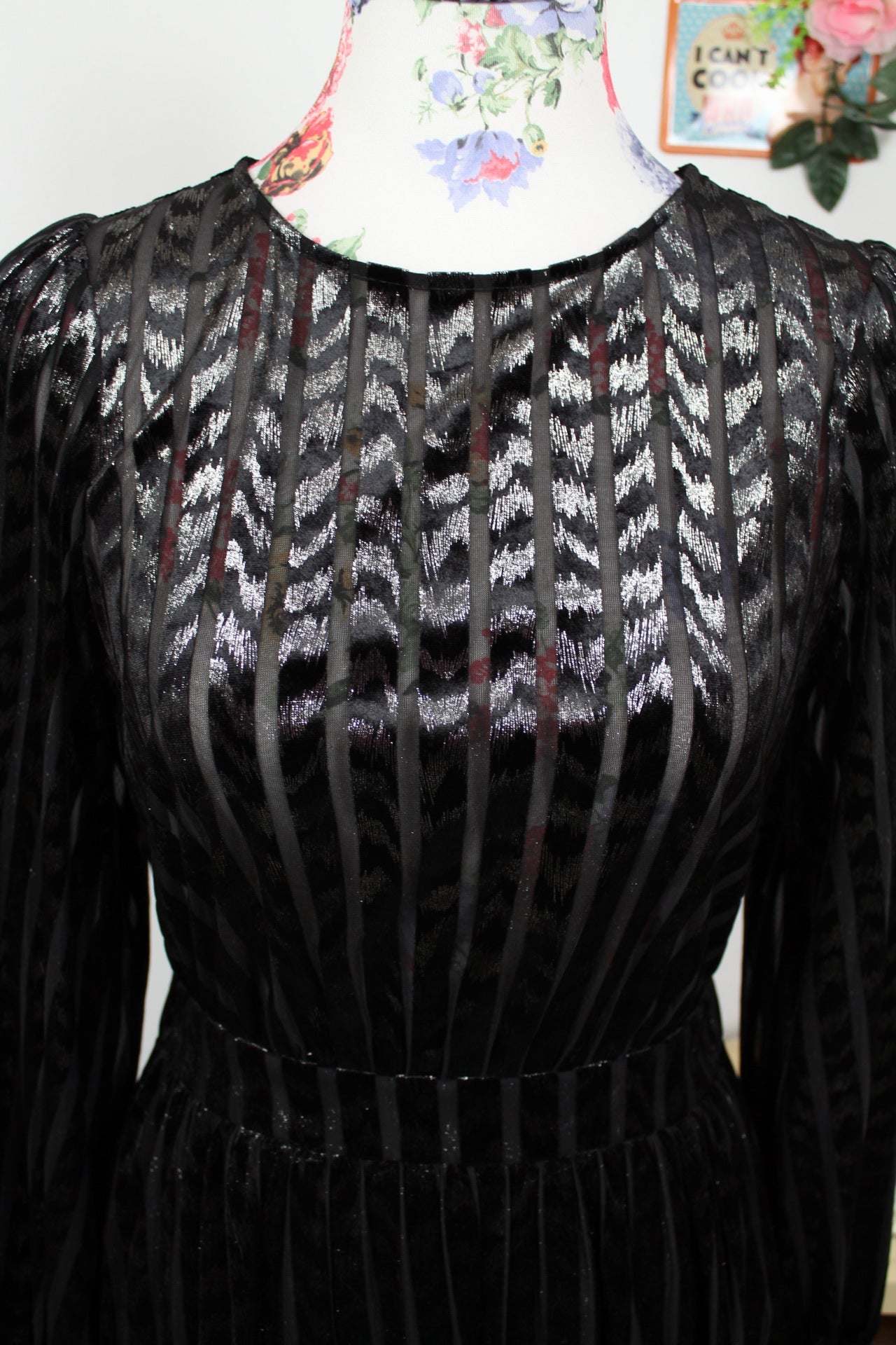 🌸🍒Robe noire Naf Naf en velours ajouré - fils pailletés argentés - Taille 36🍒🌸