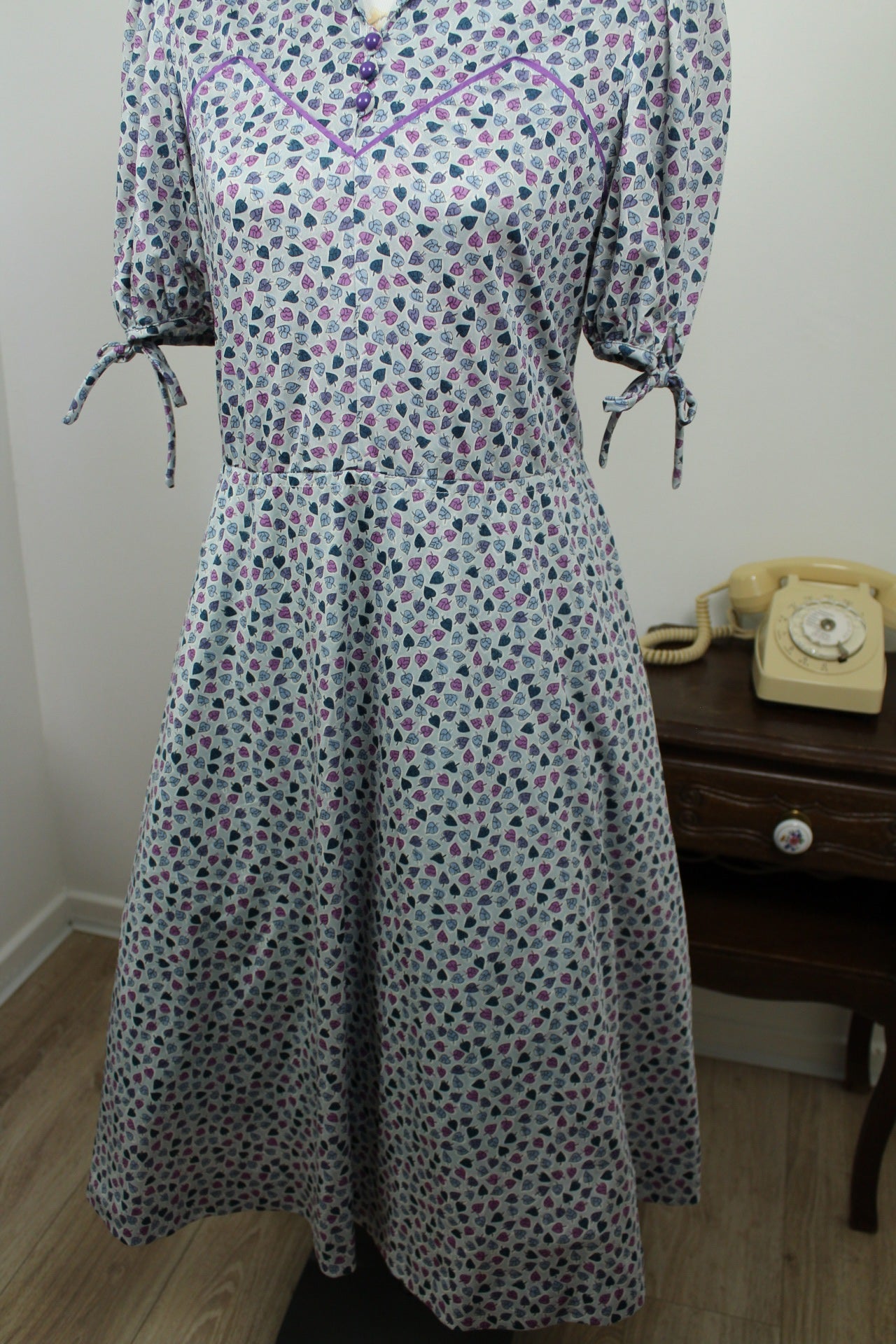 🌸🍒Robe vintage 70's pin-up/rockabilly bleu ciel imprimé de petites feuilles - silhouette romantique - Taille 38🍒🌸