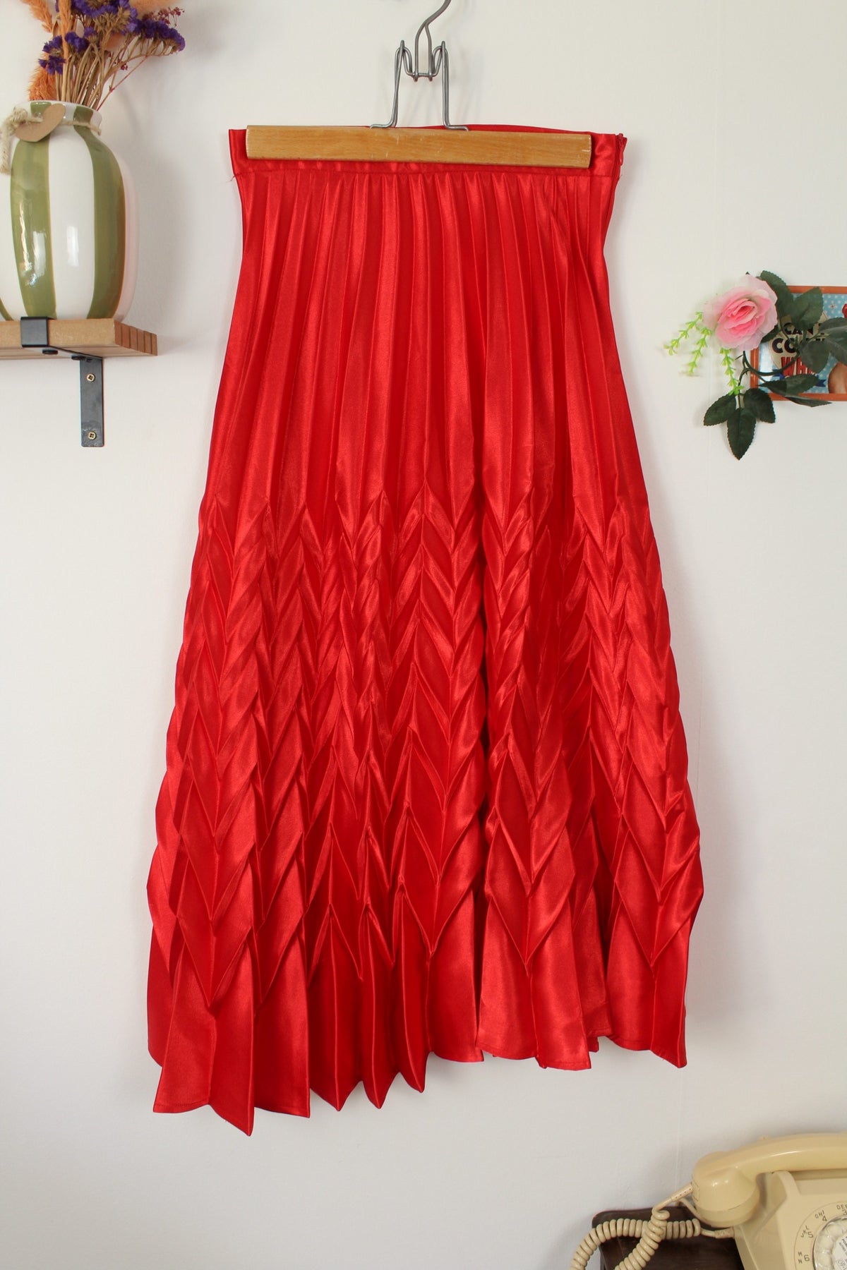 🌸🍒Jupe midi rétro "Retro & Icone" plissée accordeon & chevrons rouge satiné - Taille 34🍒🌸