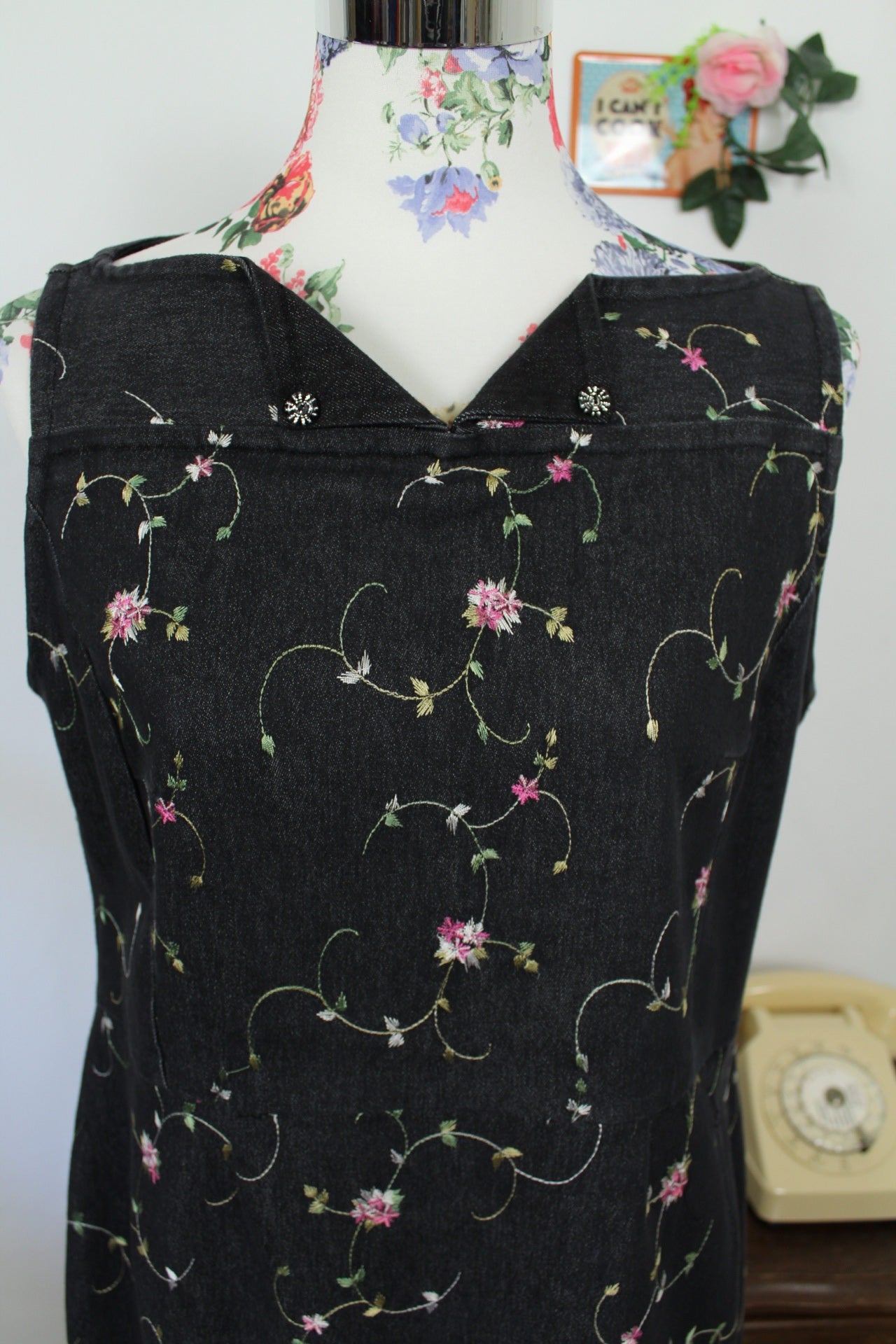 🌸🍒Robe en jean vintage 90's - gris foncé brodée de fleurs - Taille 40🍒🌸