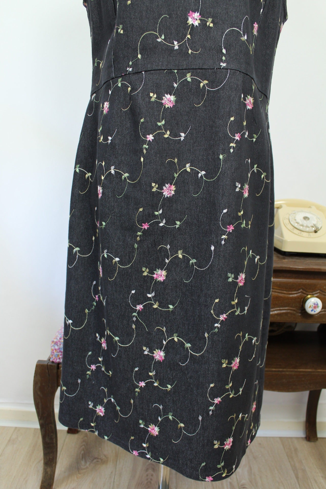 🌸🍒Robe en jean vintage 90's - gris foncé brodée de fleurs - Taille 40🍒🌸