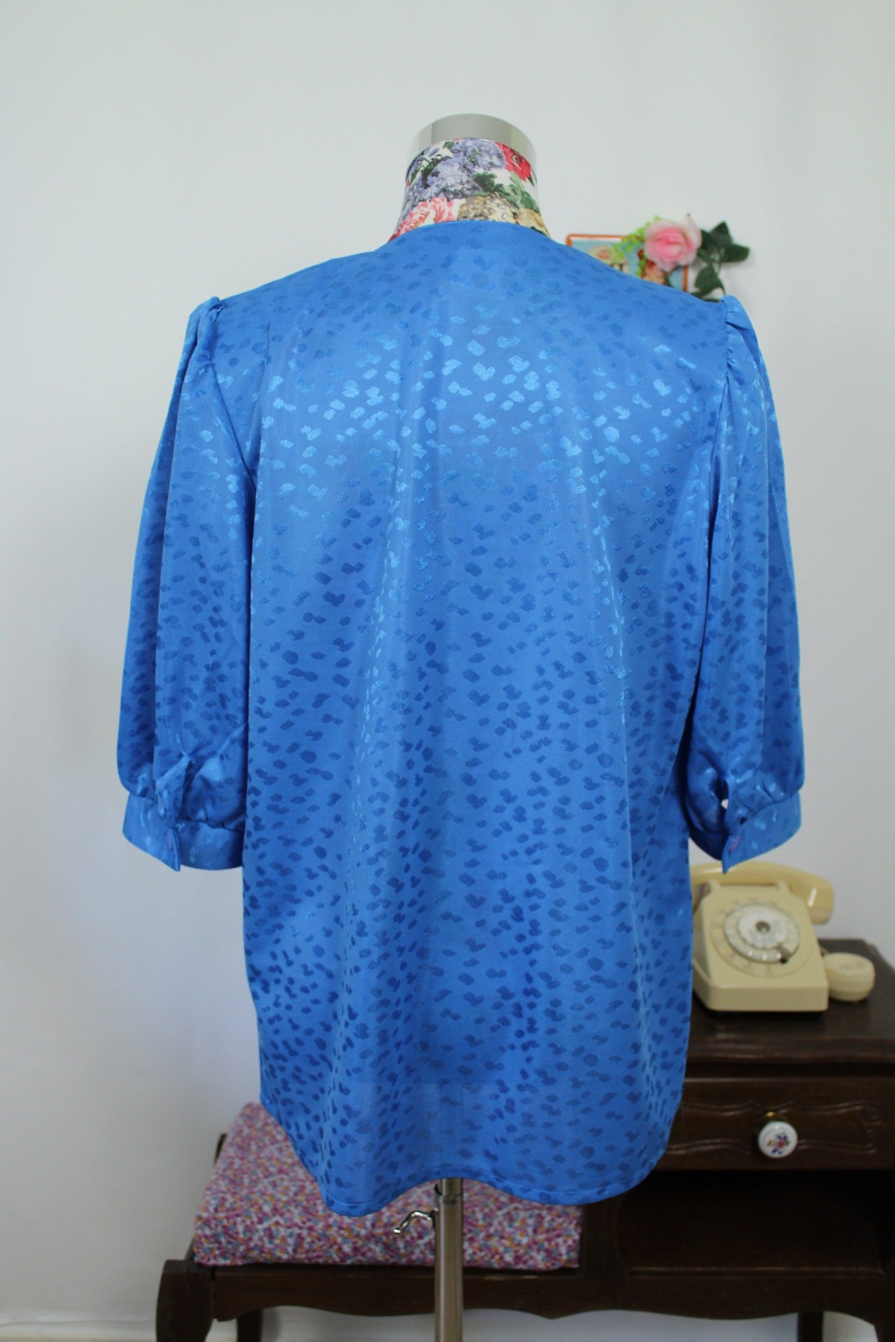 🌸🍒Blouse vintage 80's bleu vif - motifs satinés léopard - Taille 40 à 44🍒🌸