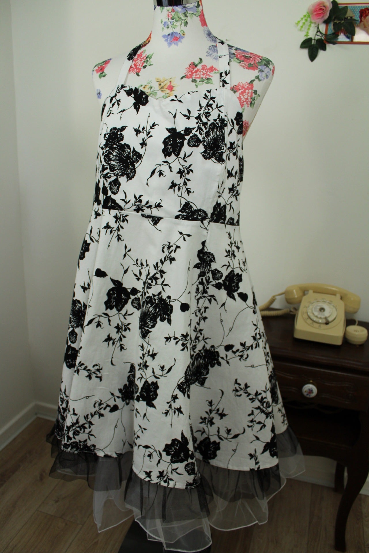 🌸🍒Robe rétro pin-up/rockabilly blanche fleurie noir romantique - Taille 42/44🍒🌸