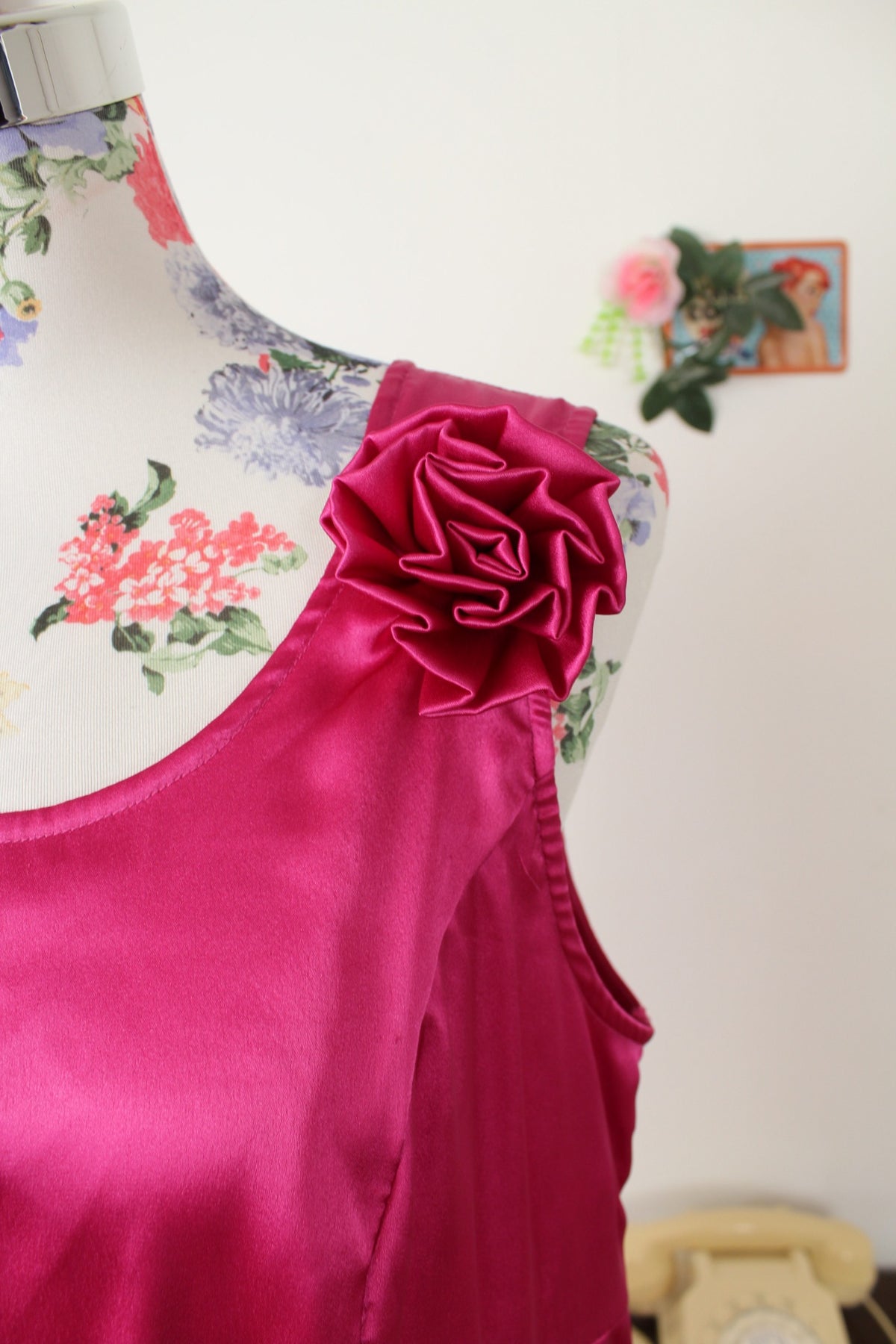 Robe pin-up/rockabilly rose fuchsia intense satiné & fleurs d'épaule - Taille 42/44