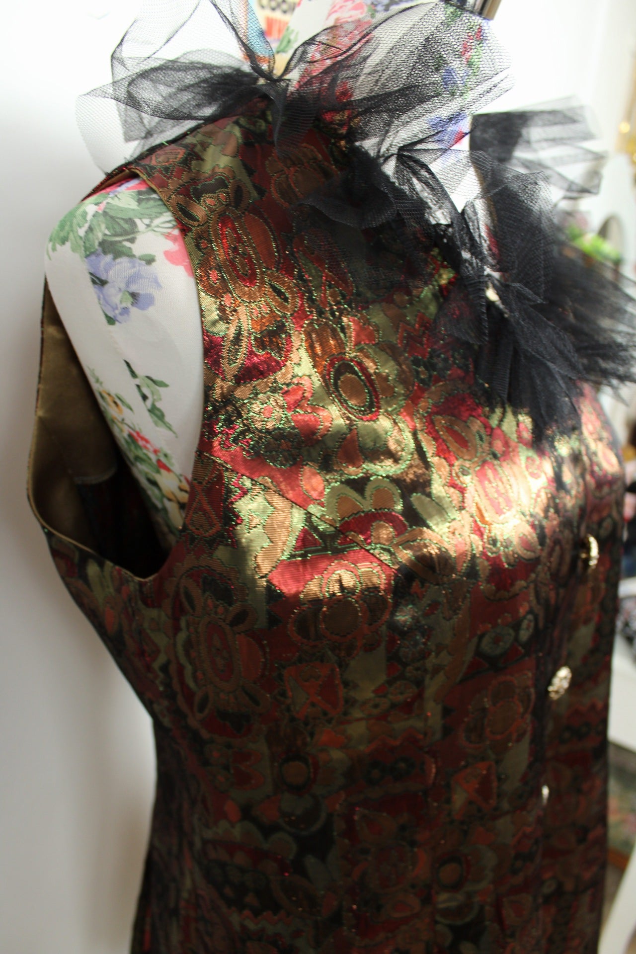 ✨Gilet brocart vintage 70's doré motifs baroques & col volanté tulle noir ✨