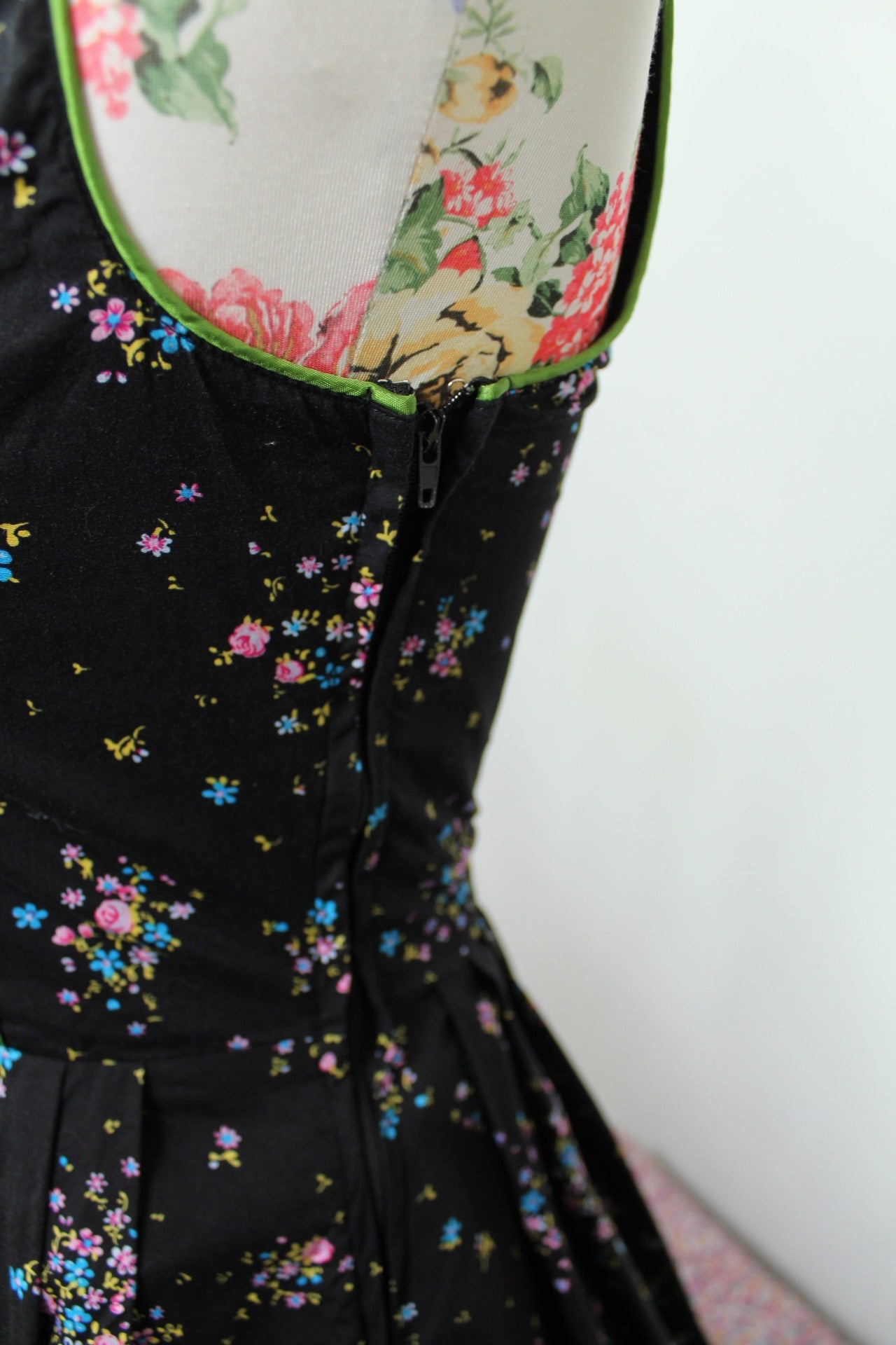 🌸🍒Dirndl bavarois moderne fleuri & laçage flashy - Taille 34🍒🌸