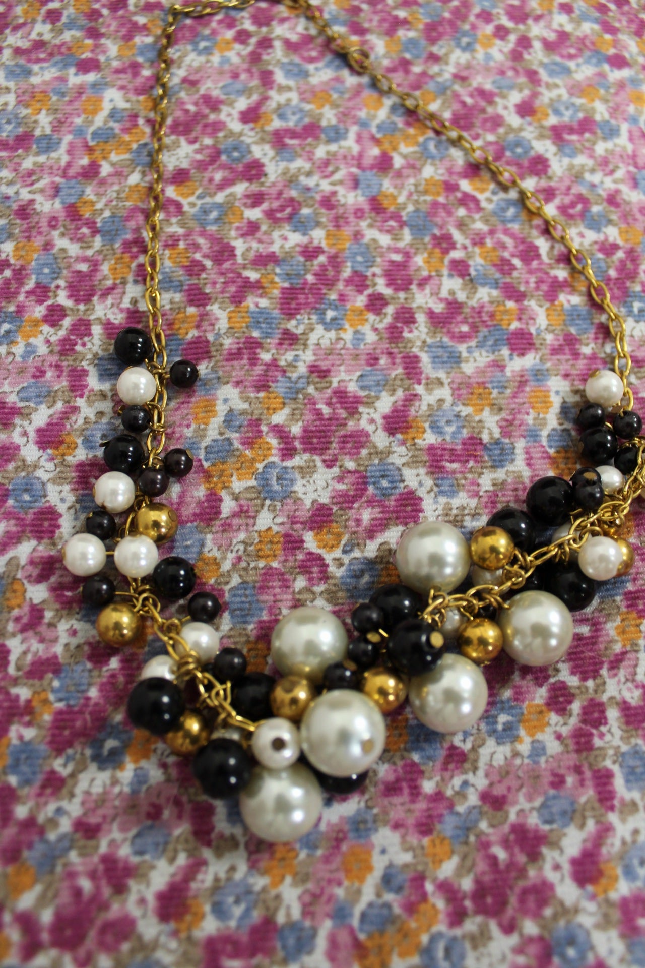 🌸🍒Collier vintage 80/90's chaîne dorée avec grappe de perles🍒🌸