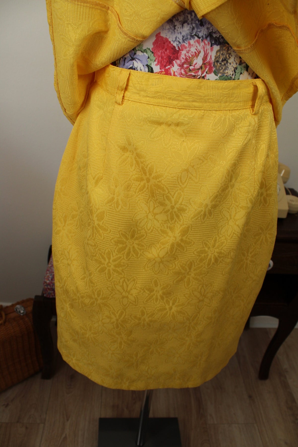 🌸🍒 Ensemble jupe + blouse vintage années 80 tissu texturé jacquard fleuri jaune - Taille 38/40🍒🌸