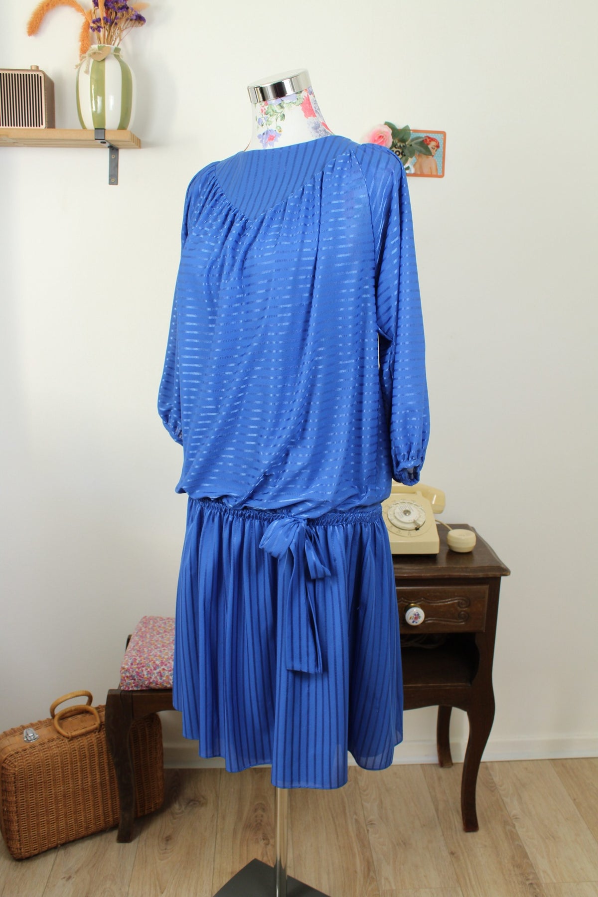 Robe vintage années 70/80 bleu lumineux fluide à bandes satinées - Taille 40 à 44