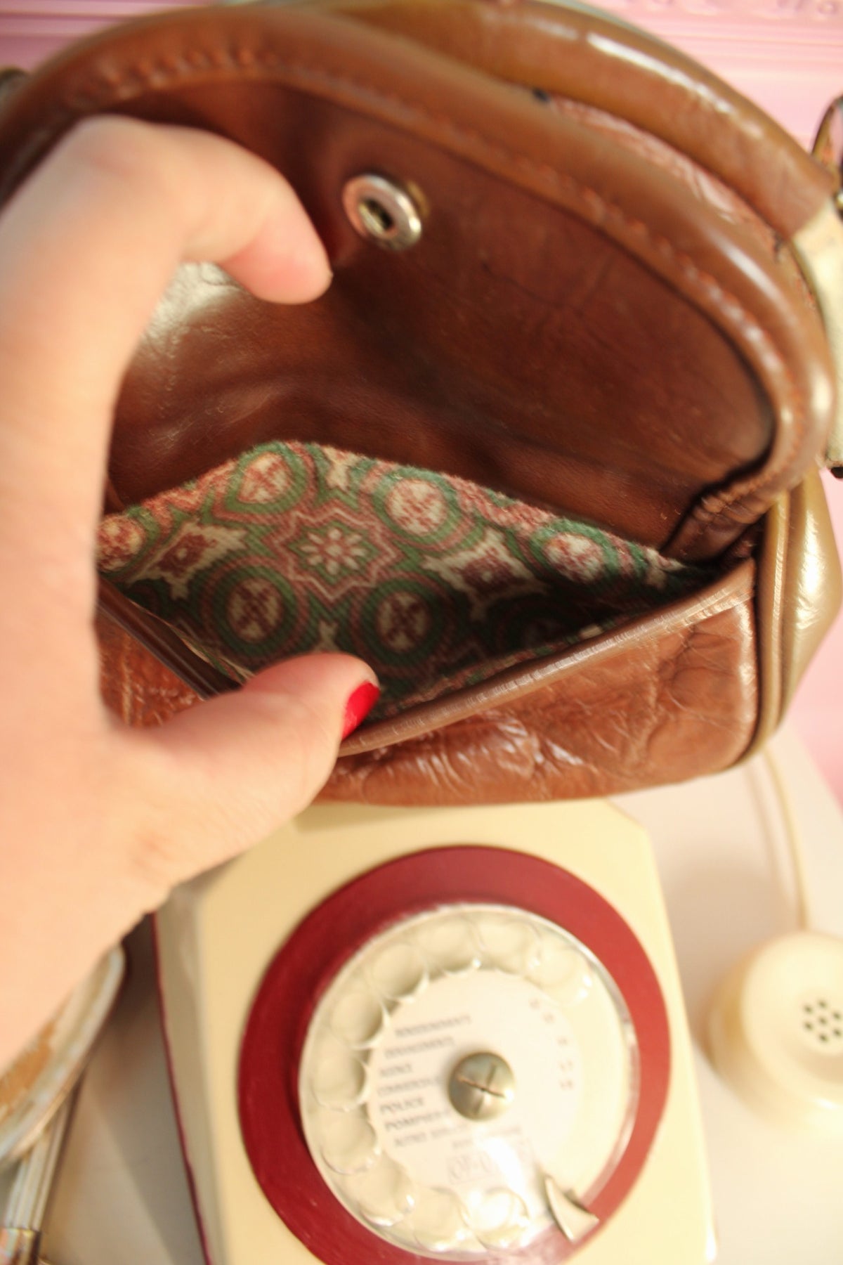 Sac vintage années 70/80 cuir texturé façon croco - fermeture à cadre métallique