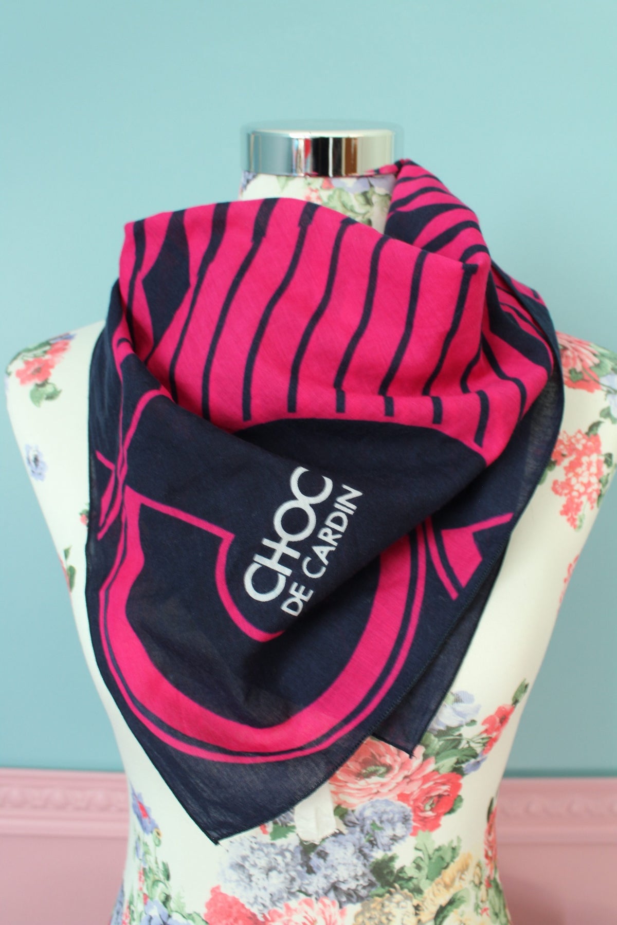 Foulard vintage années 80 Choc de Cardin marine & fuchsia