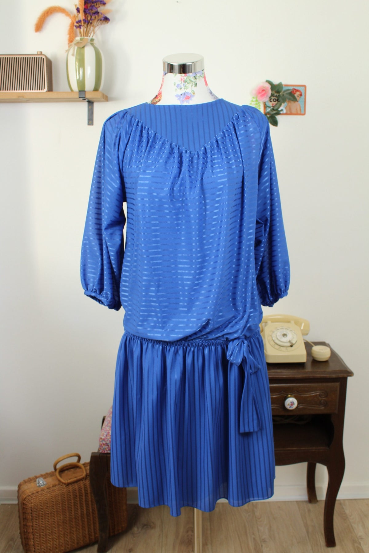 Robe vintage années 70/80 bleu lumineux fluide à bandes satinées - Taille 40 à 44