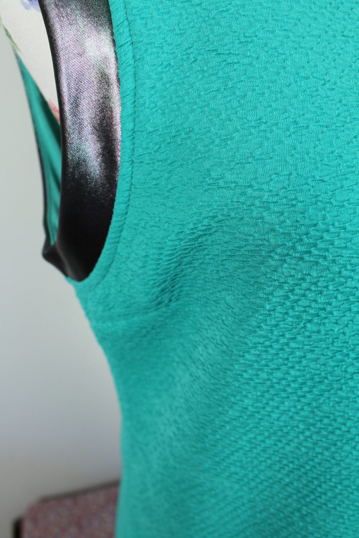 Robe Cop Copine vert bleuté texturé & bandes d'épaules lumineuses arc-en-ciel - Taille 38