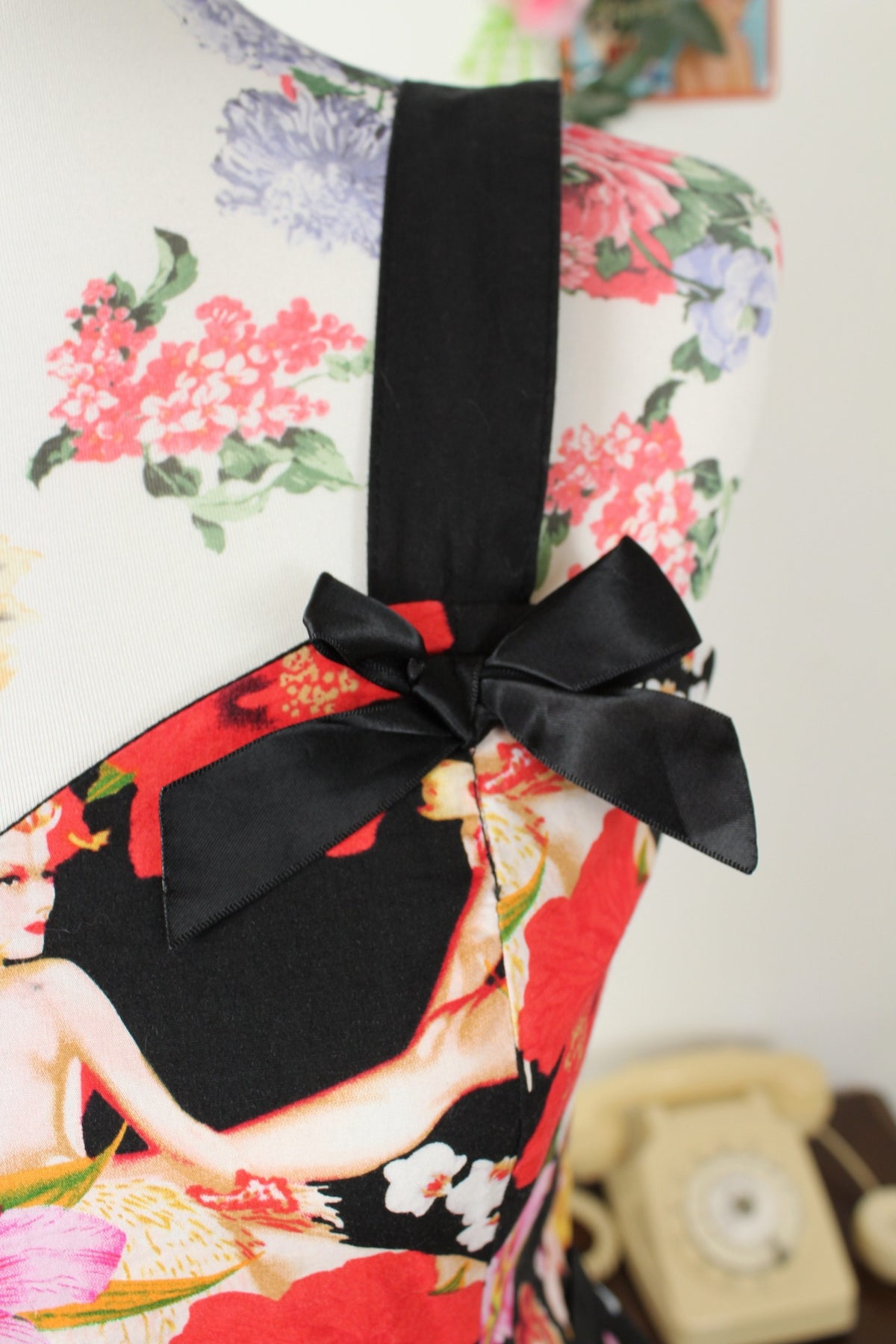 Robe pin-up/rockabilly Hell Bunny motif lys roses & pin-up - Taille 36 petit 38