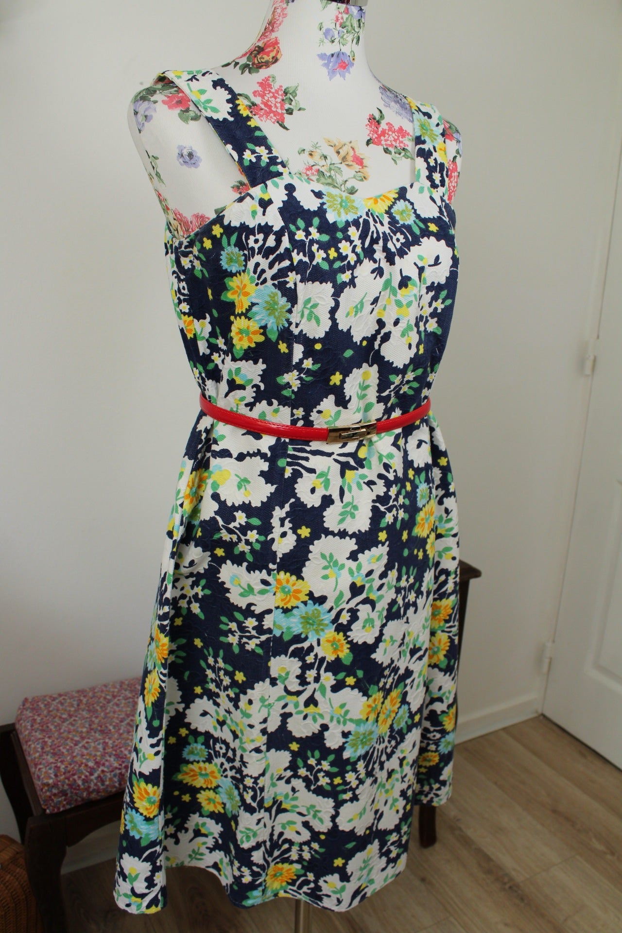 🌸🍒Robe vintage années 60 tissu fleuri en relief - coupe patineuse - Taille 38🍒🌸