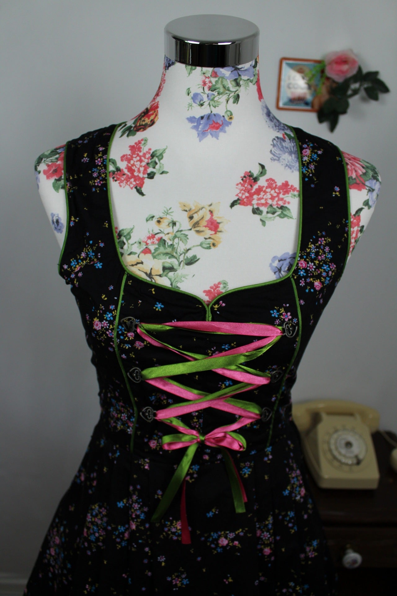 🌸🍒Dirndl bavarois moderne fleuri & laçage flashy - Taille 34🍒🌸