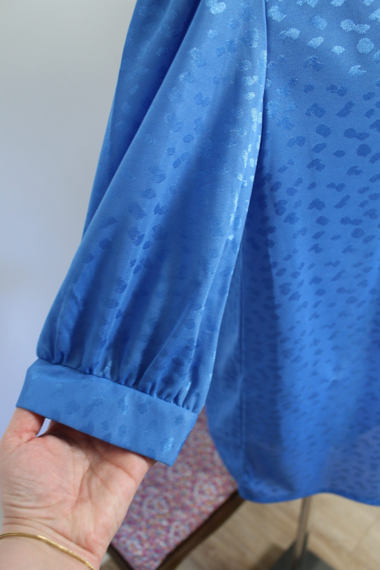 🌸🍒Blouse vintage 80's bleu vif - motifs satinés léopard - Taille 40 à 44🍒🌸